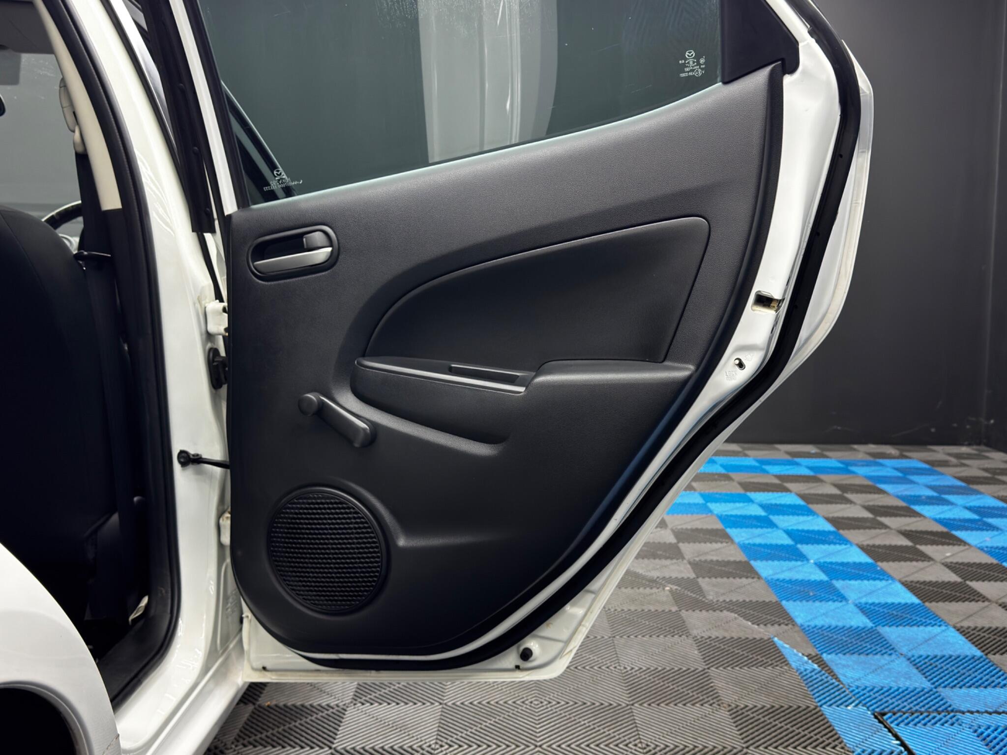 Mazda Mazda2 view 29