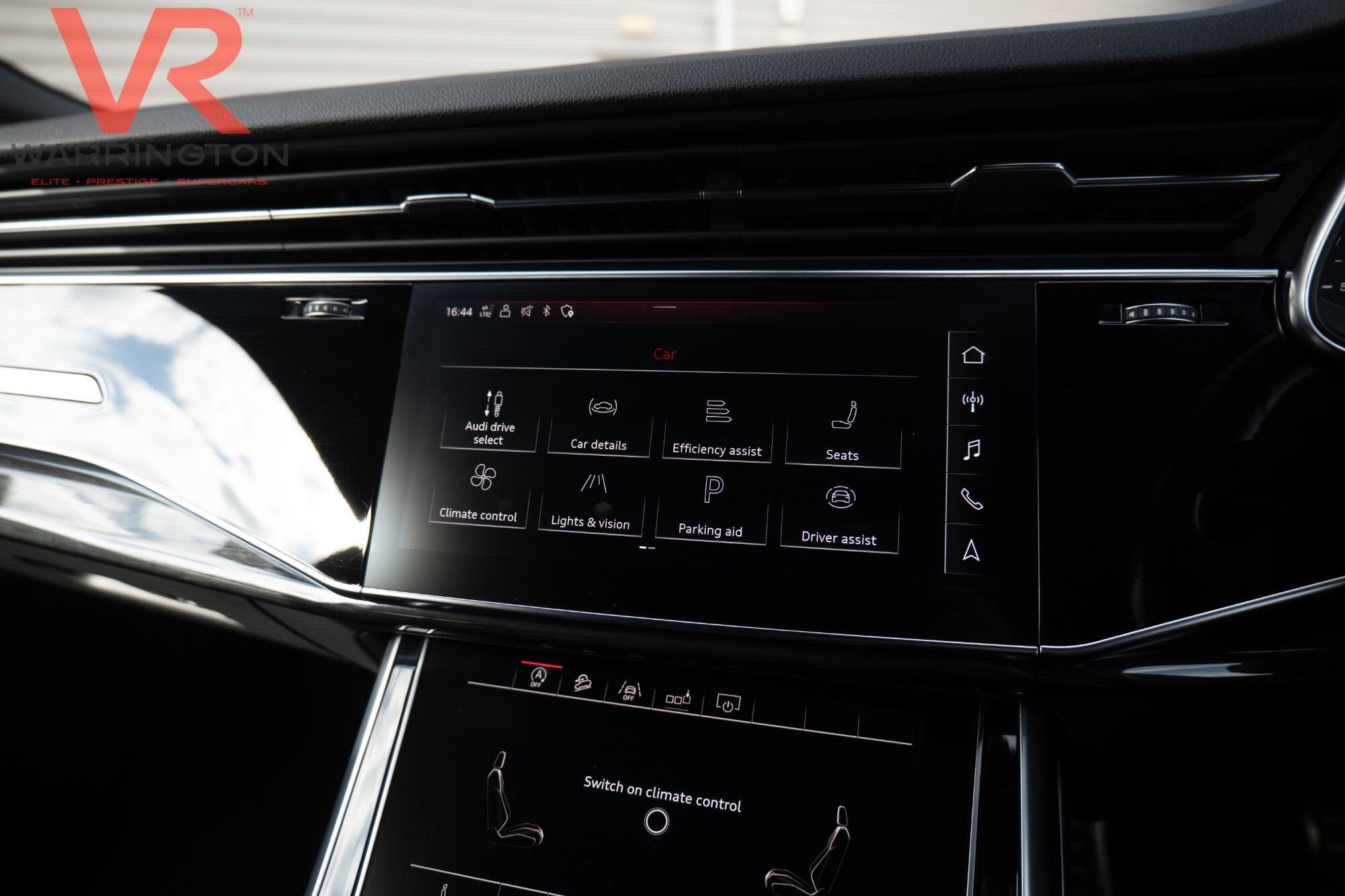 Audi Q8 view 32