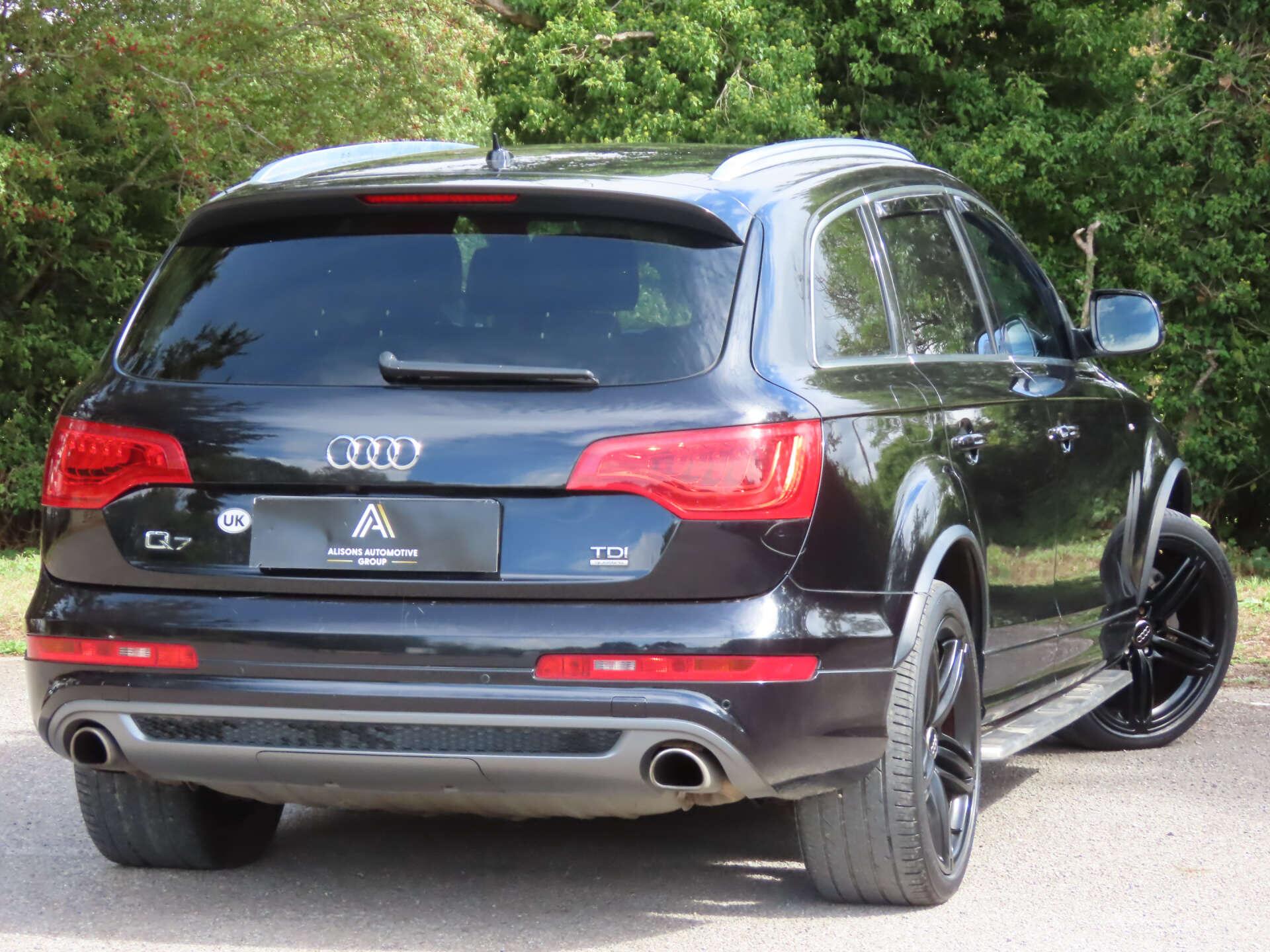 Audi Q7 view 4