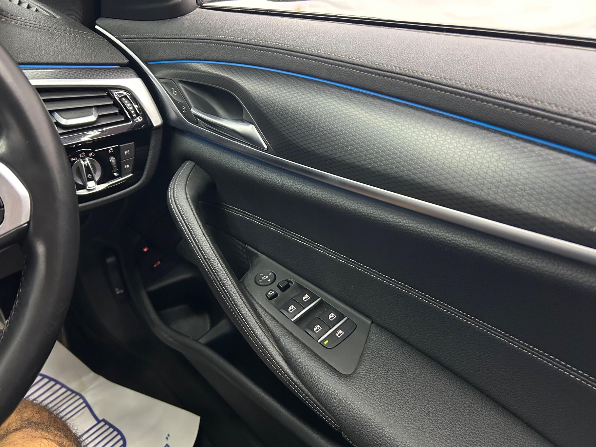 BMW 5 Series view 26