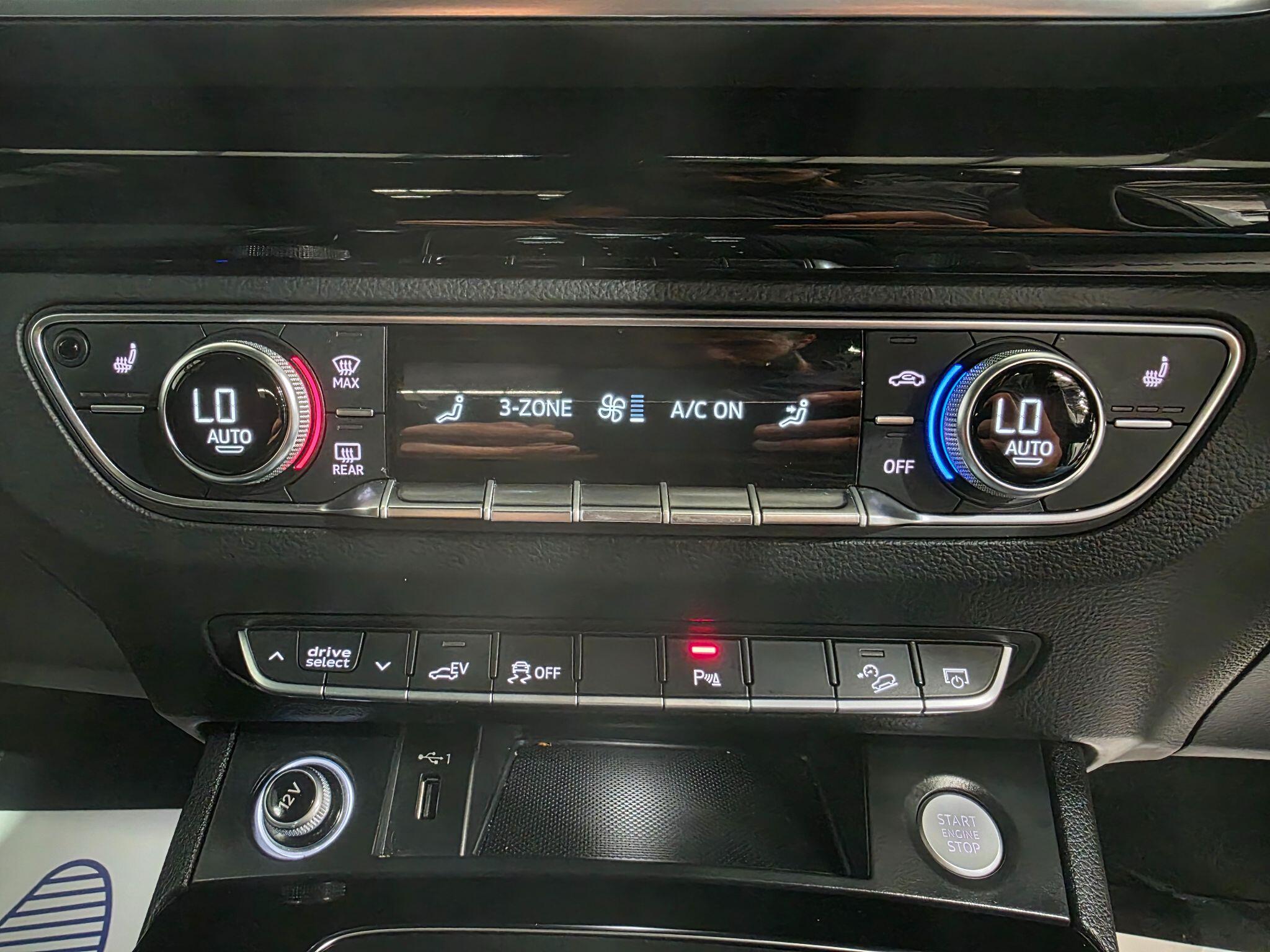Audi Q5 view 11