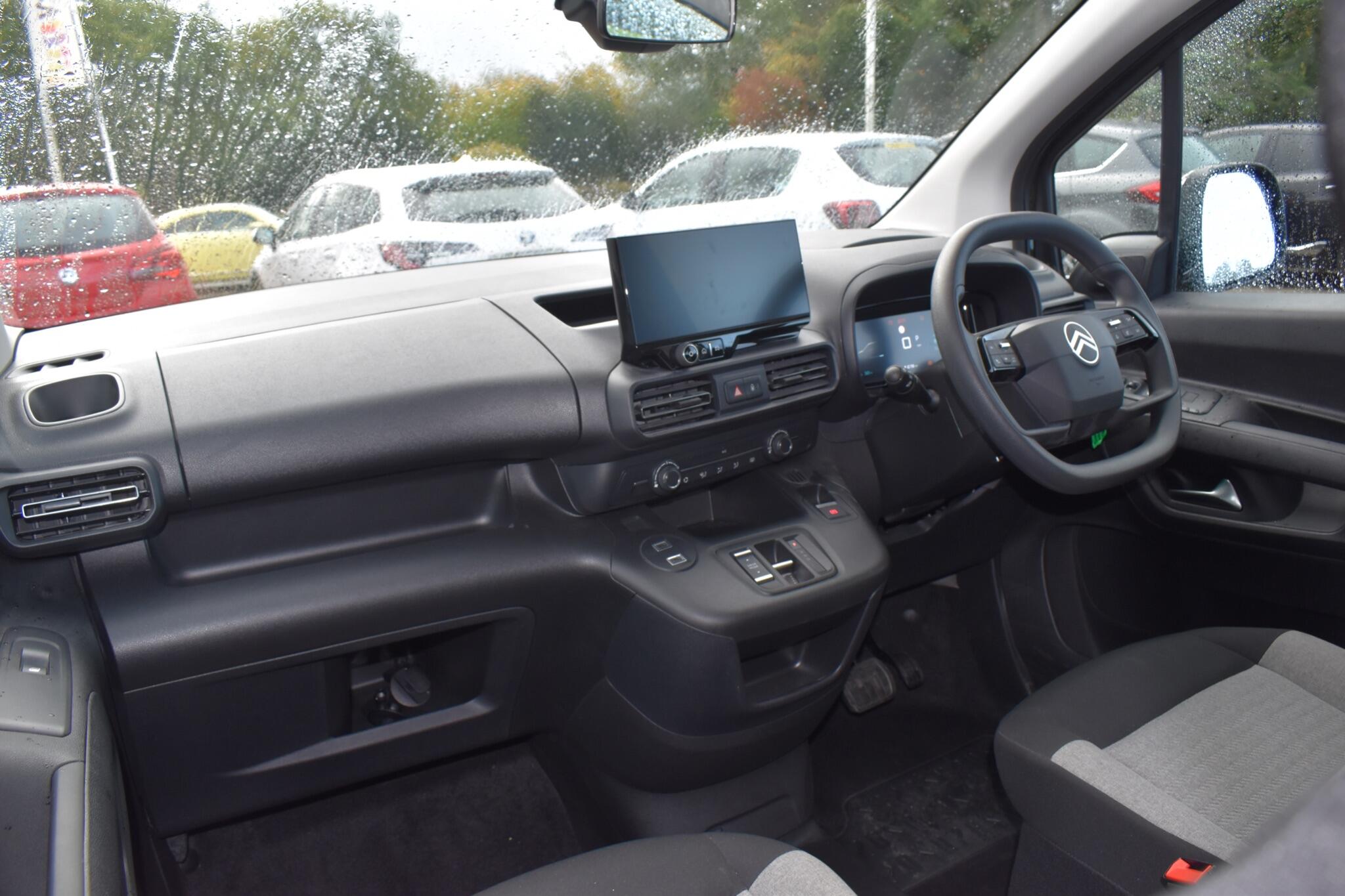 e-Berlingo - 52kWh PLUS XL Auto 5dr (7.4kW Charger) - Image 9