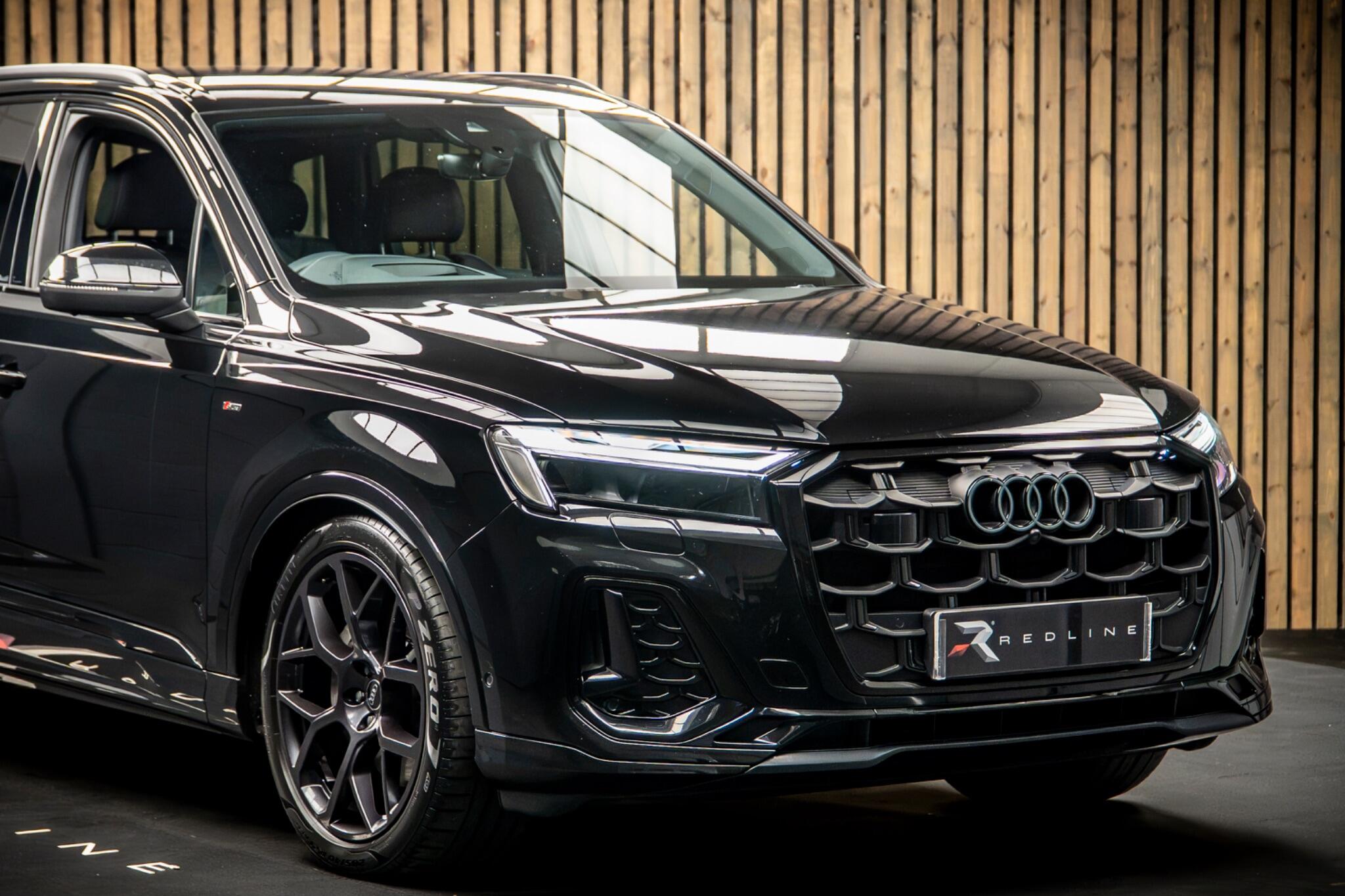 Audi Q7 view 11