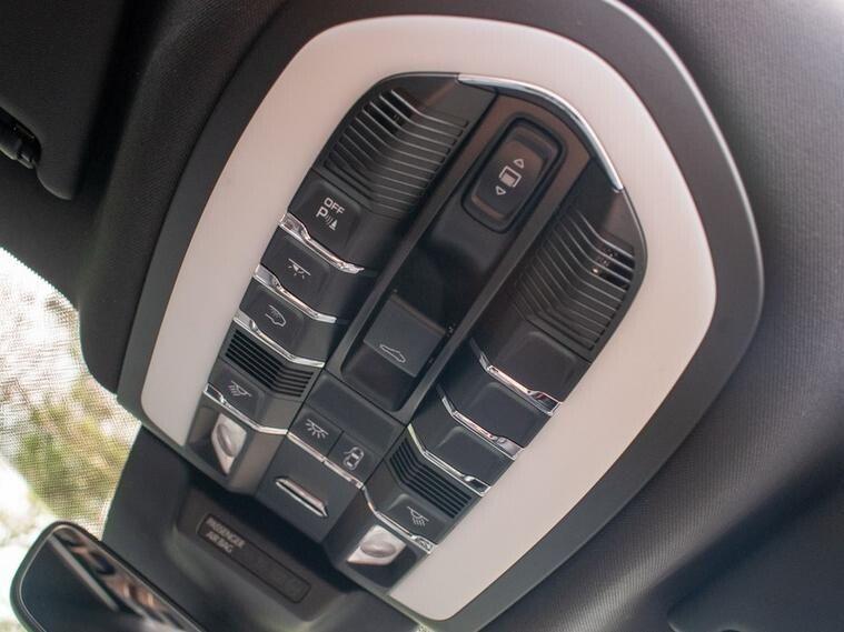 Porsche Macan view 35