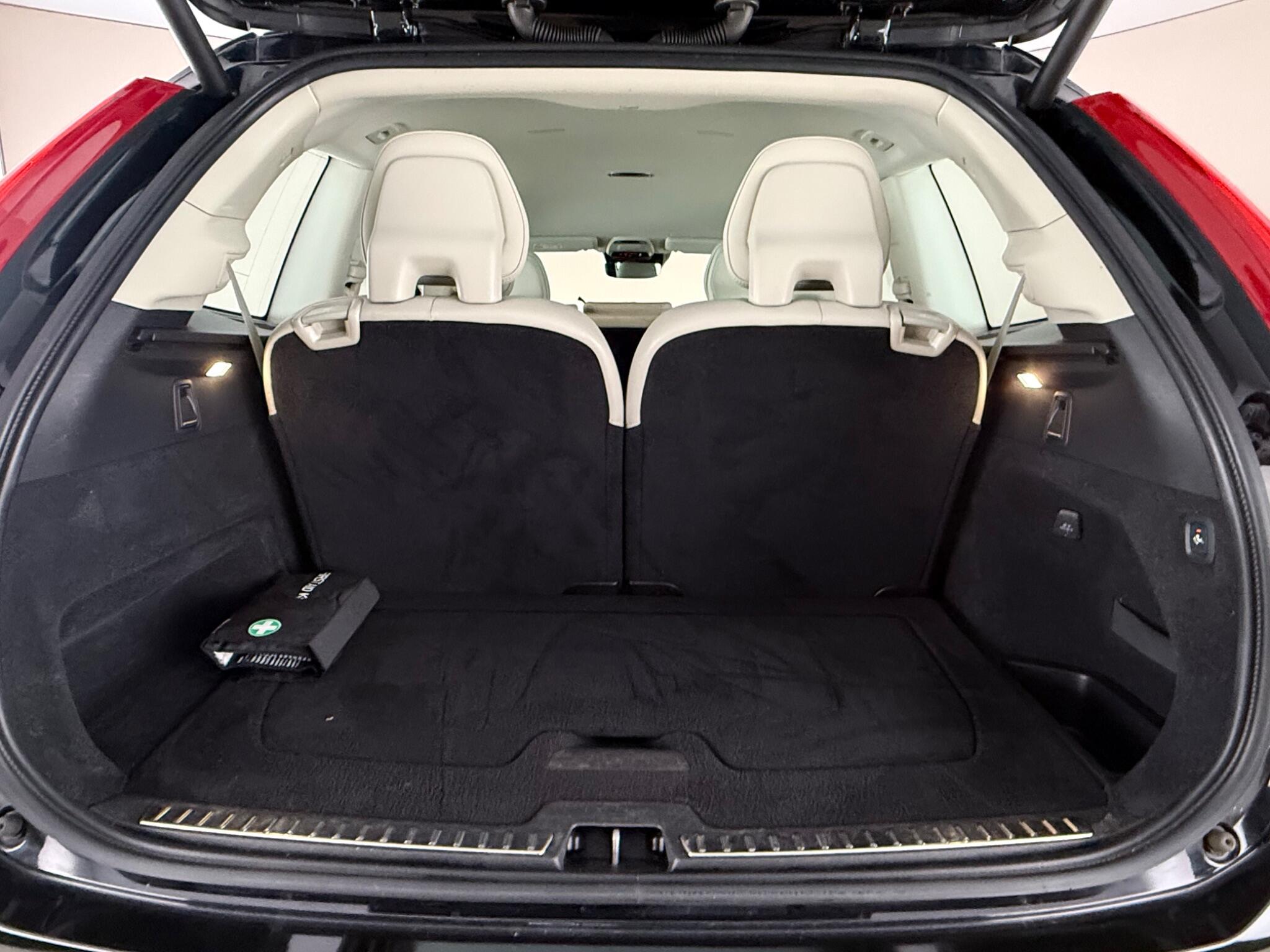 Volvo XC90 view 9