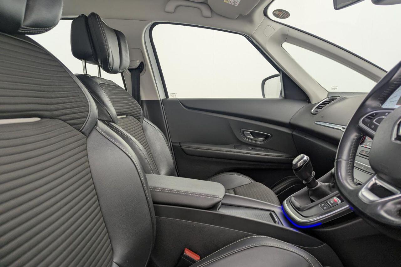 Renault Grand Scenic view 3