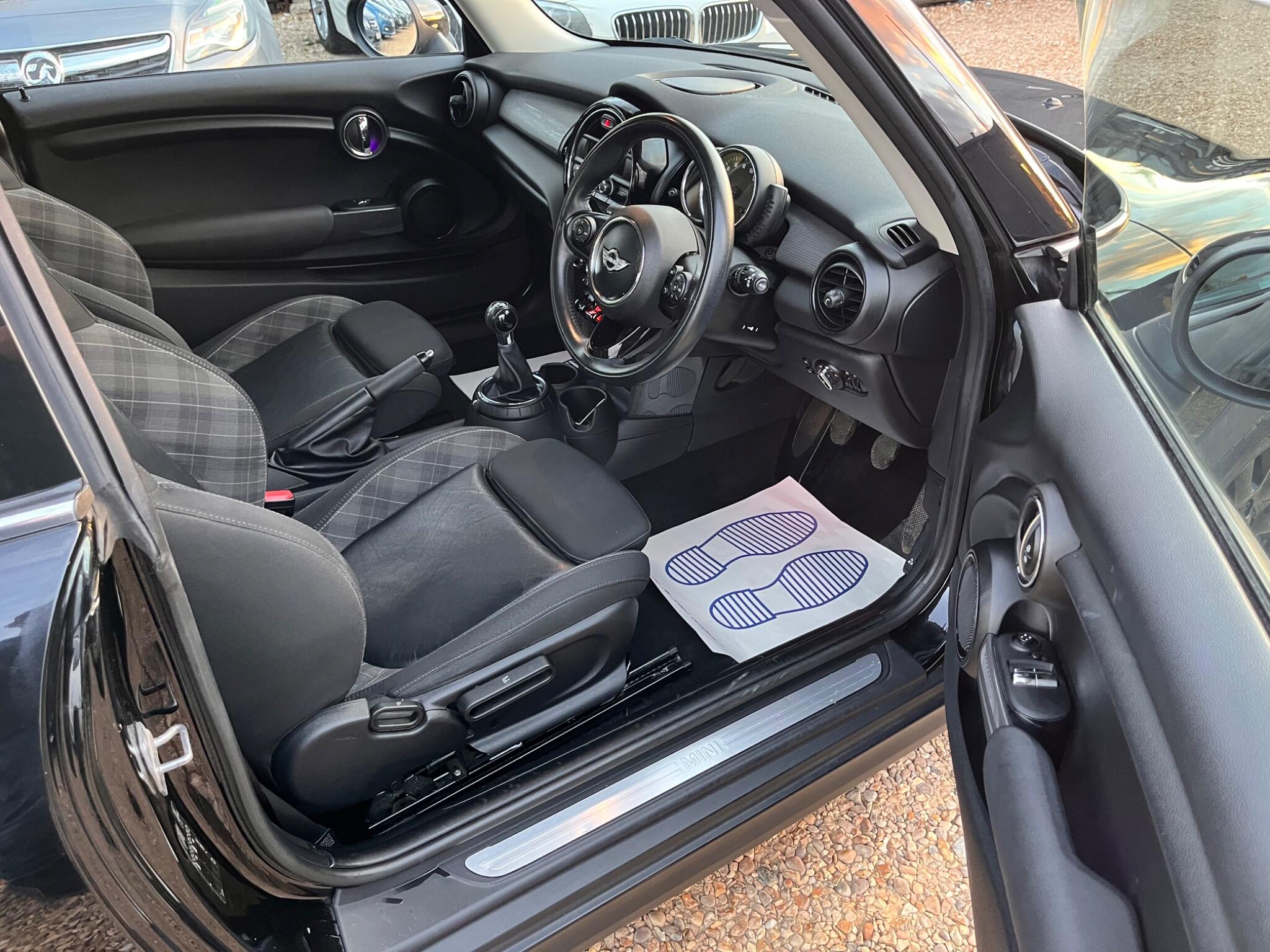 MINI Hatch view 25