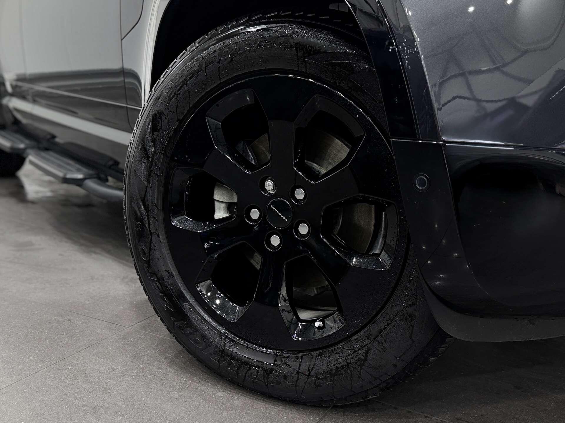 Land Rover Defender view 10