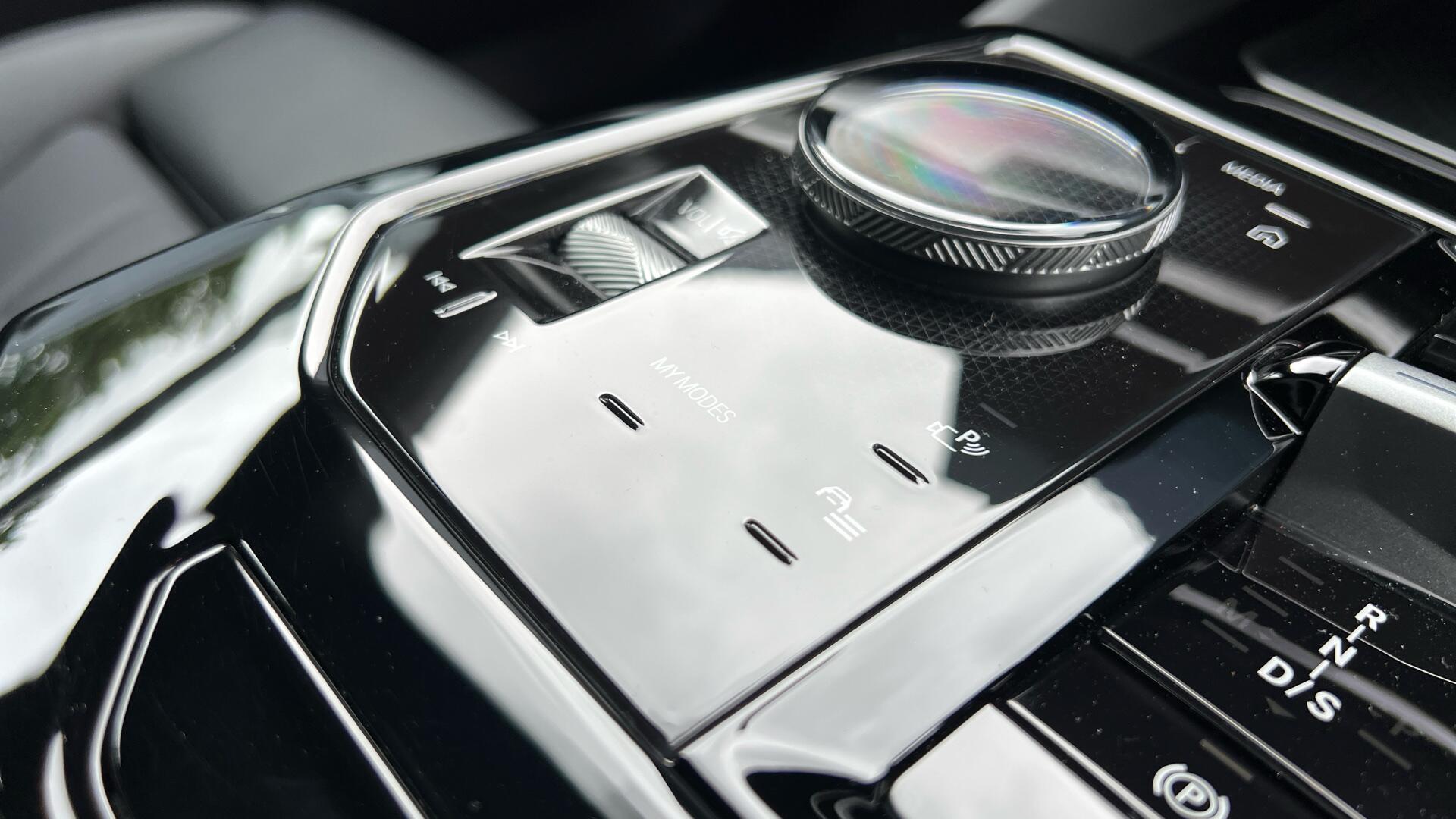 BMW 5 Series view 19
