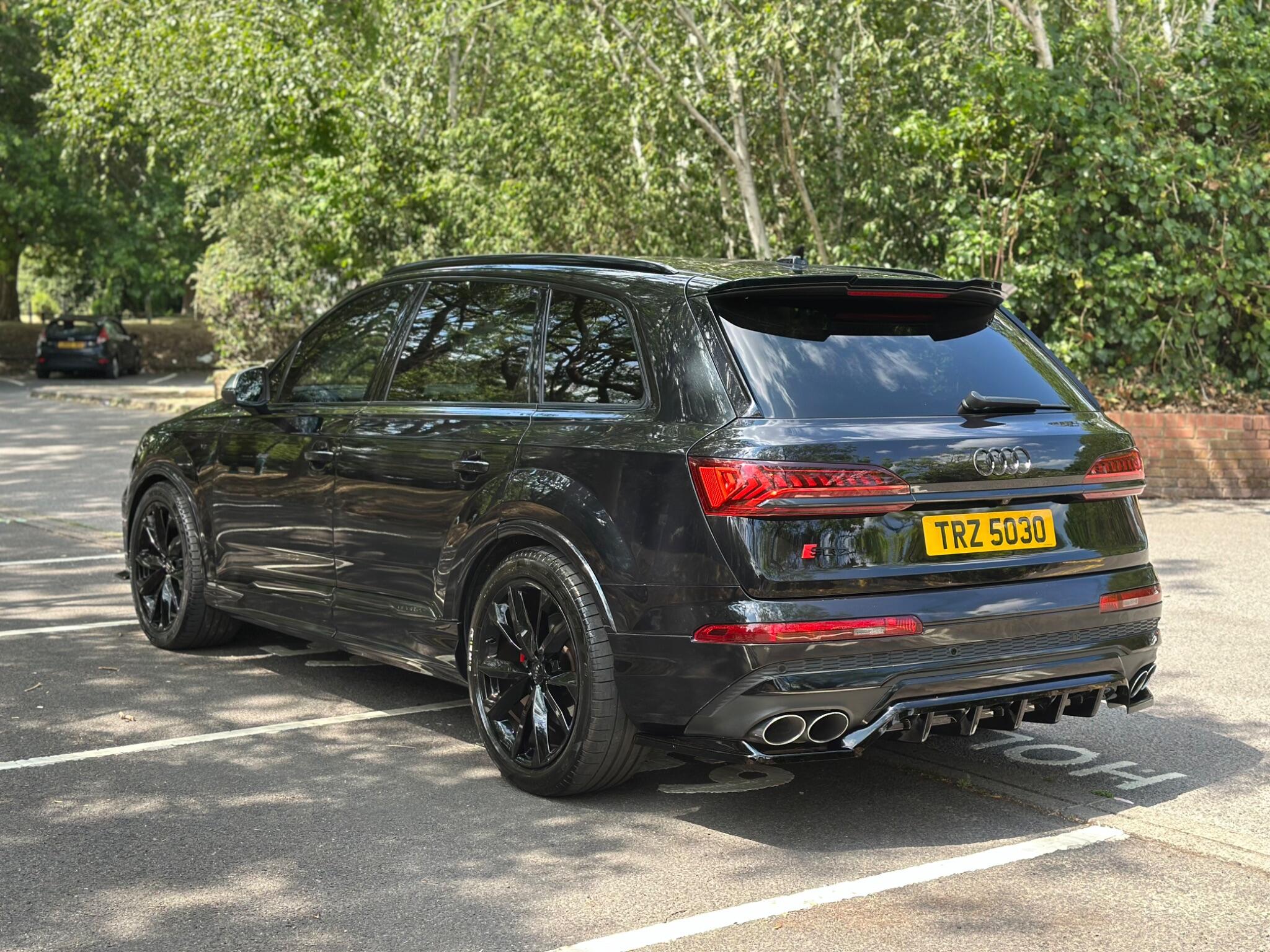 Audi SQ7 view 3