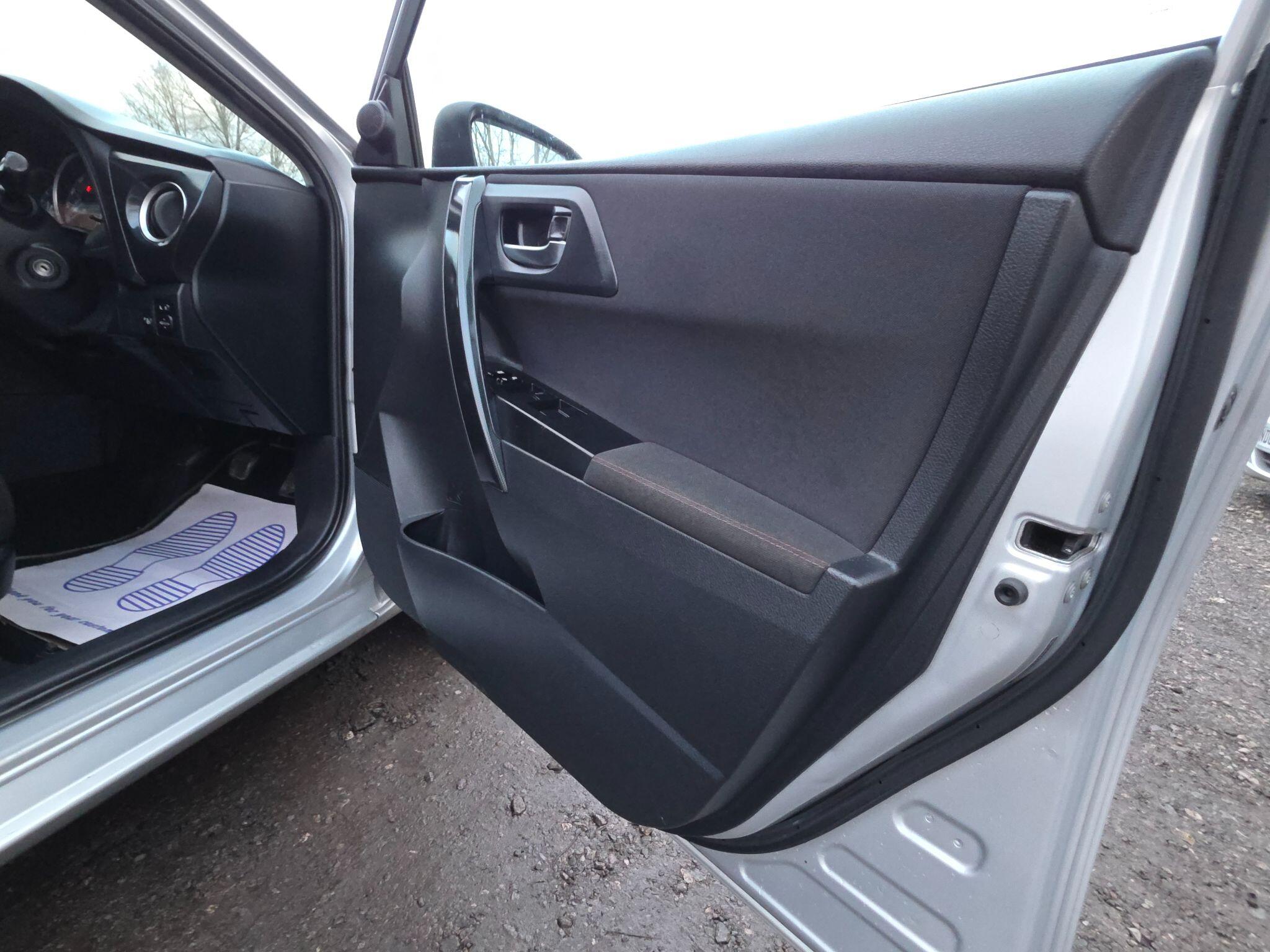 2013 Toyota Auris image 31
