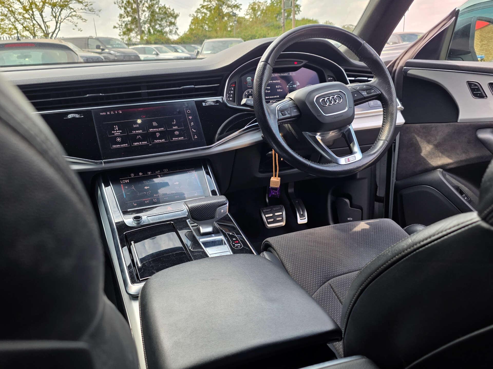 Audi Q8 view 21