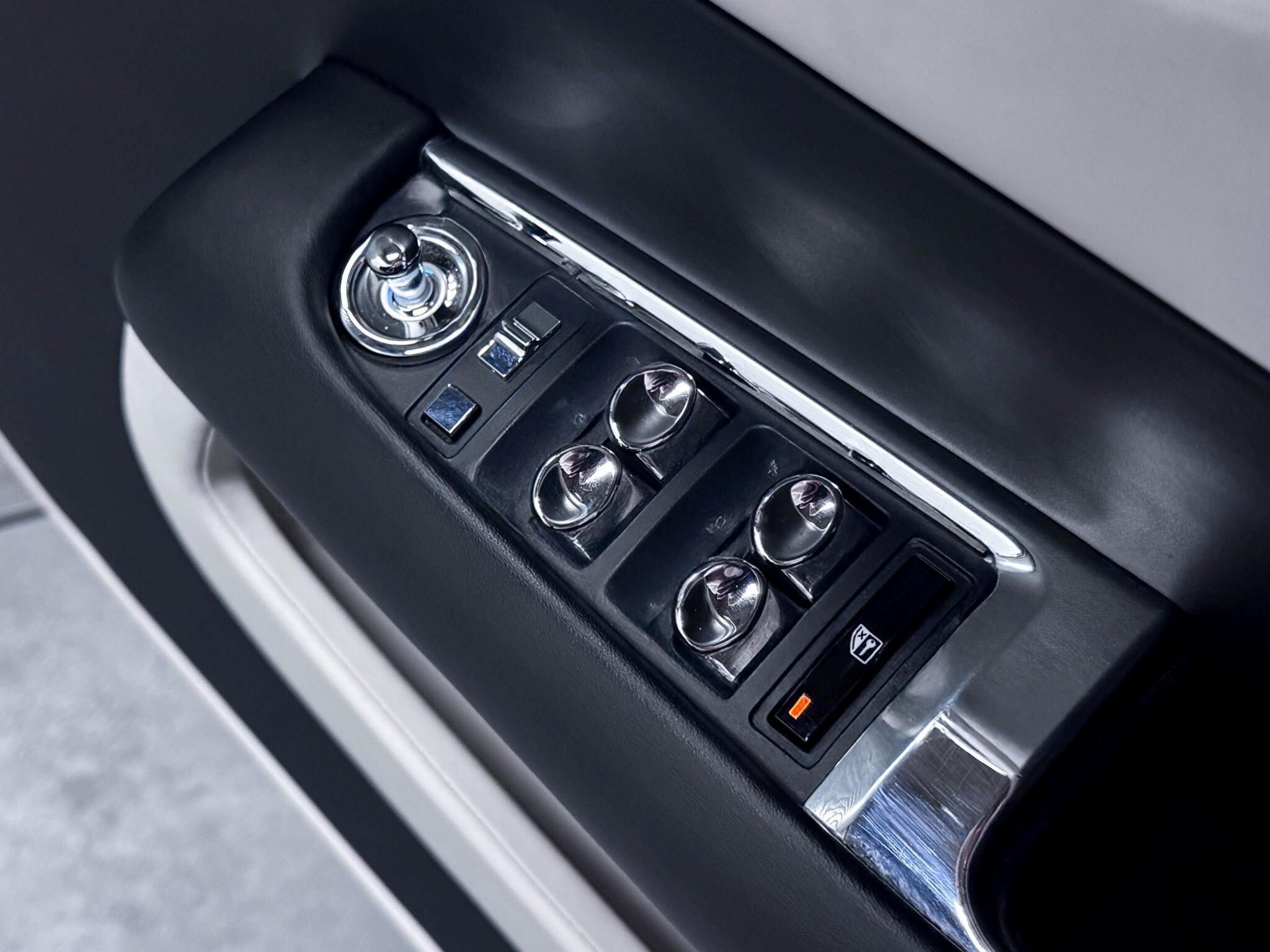 Rolls-Royce Dawn view 23