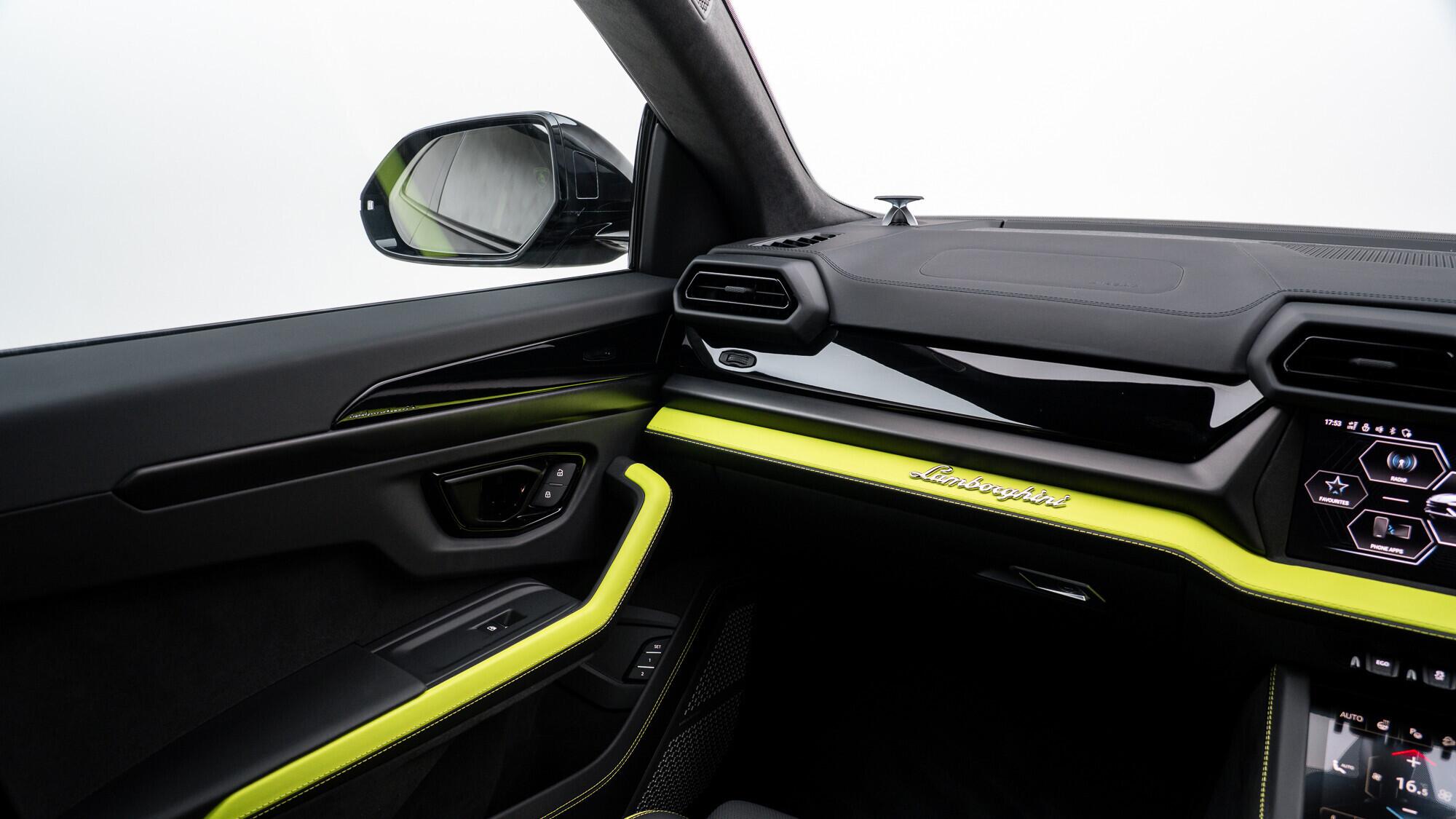 Lamborghini Urus view 37