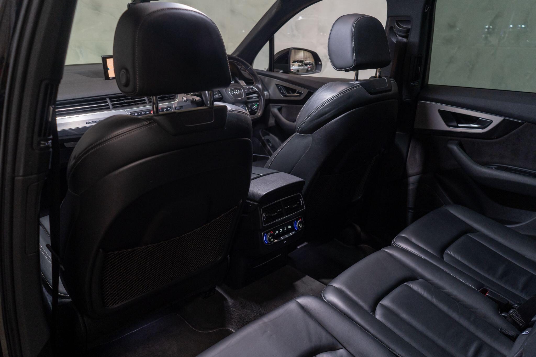 Audi Q7 view 17