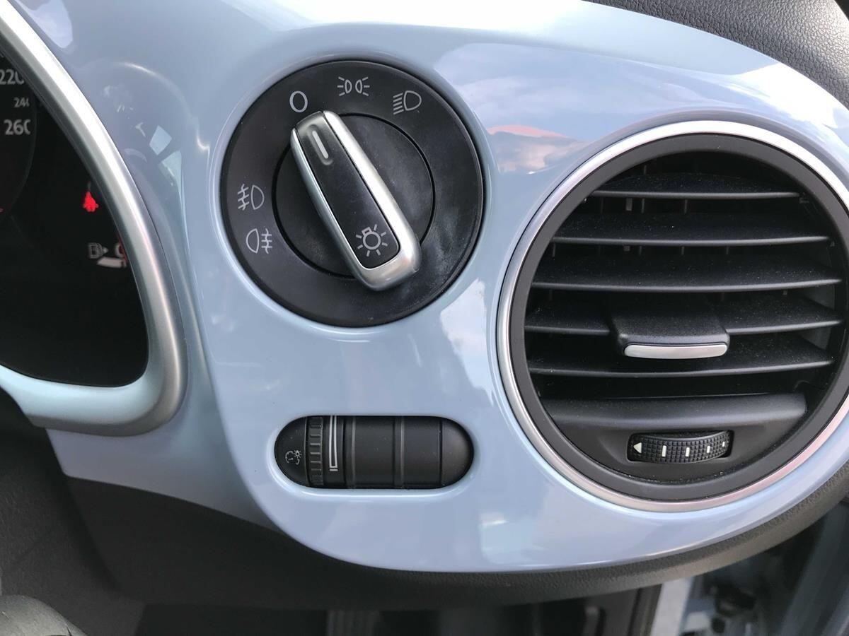 Volkswagen Beetle view 16