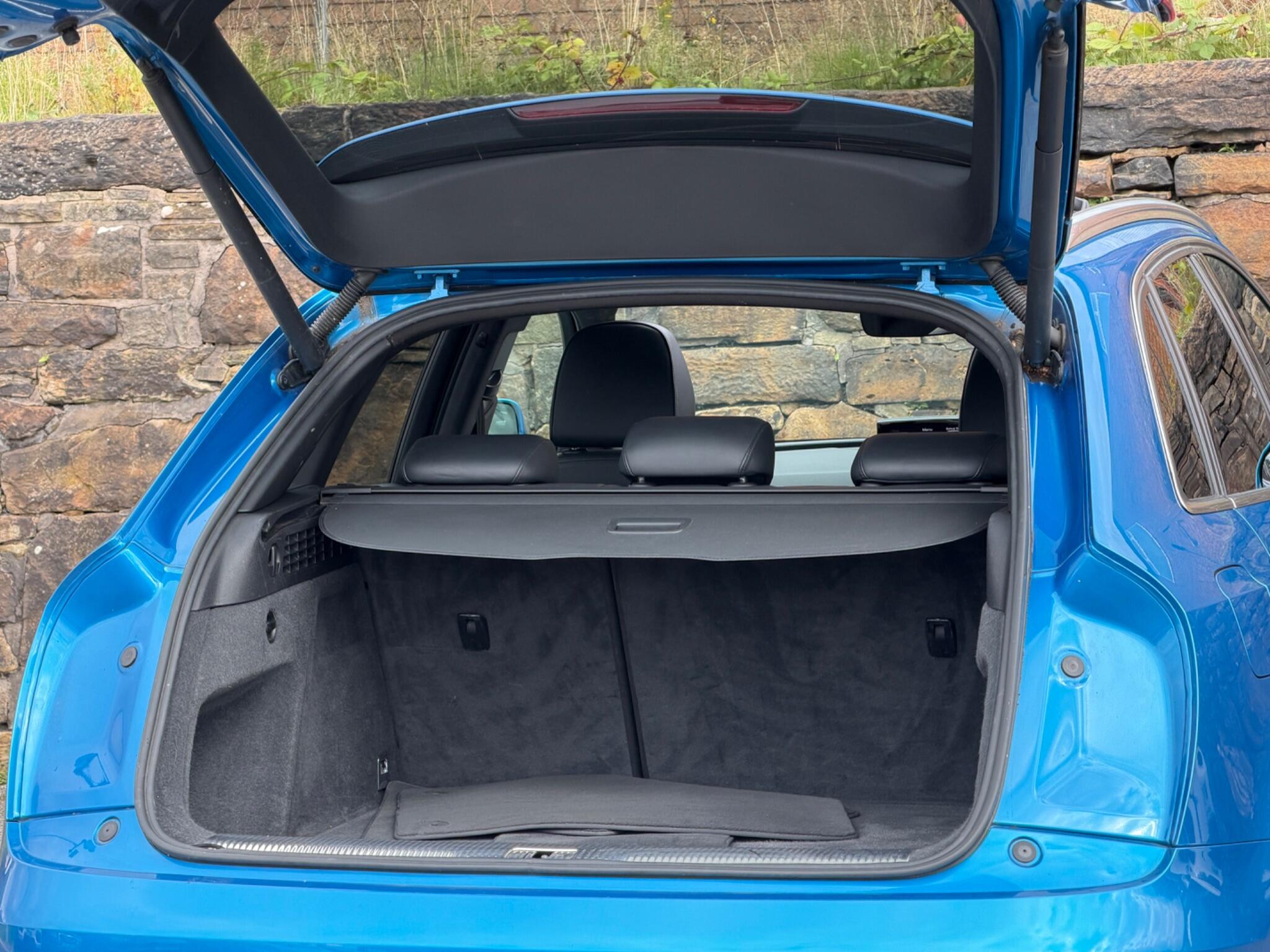 Audi Q3 view 22