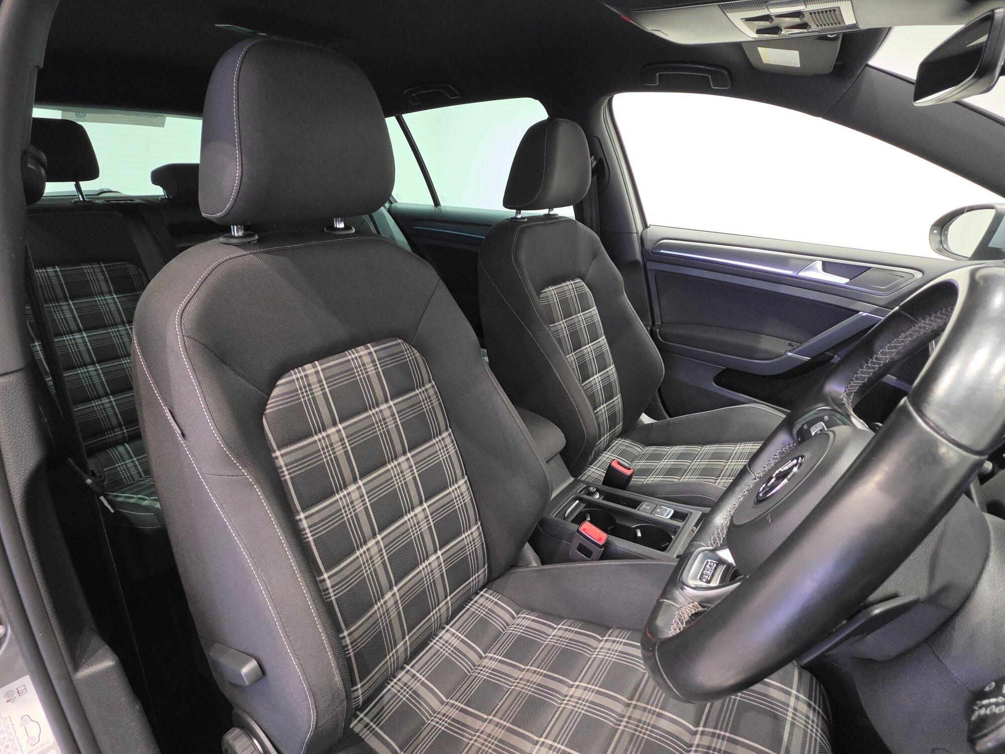 Volkswagen Golf view 17