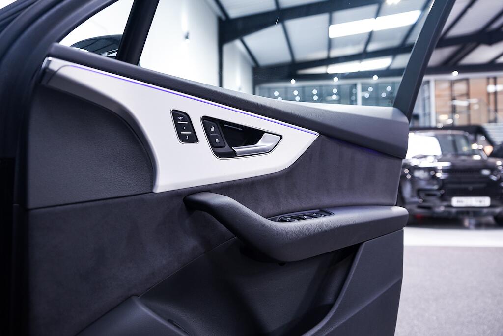 Audi Q7 view 28