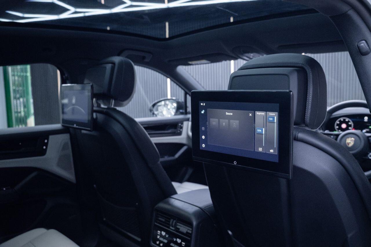 Porsche Cayenne view 43