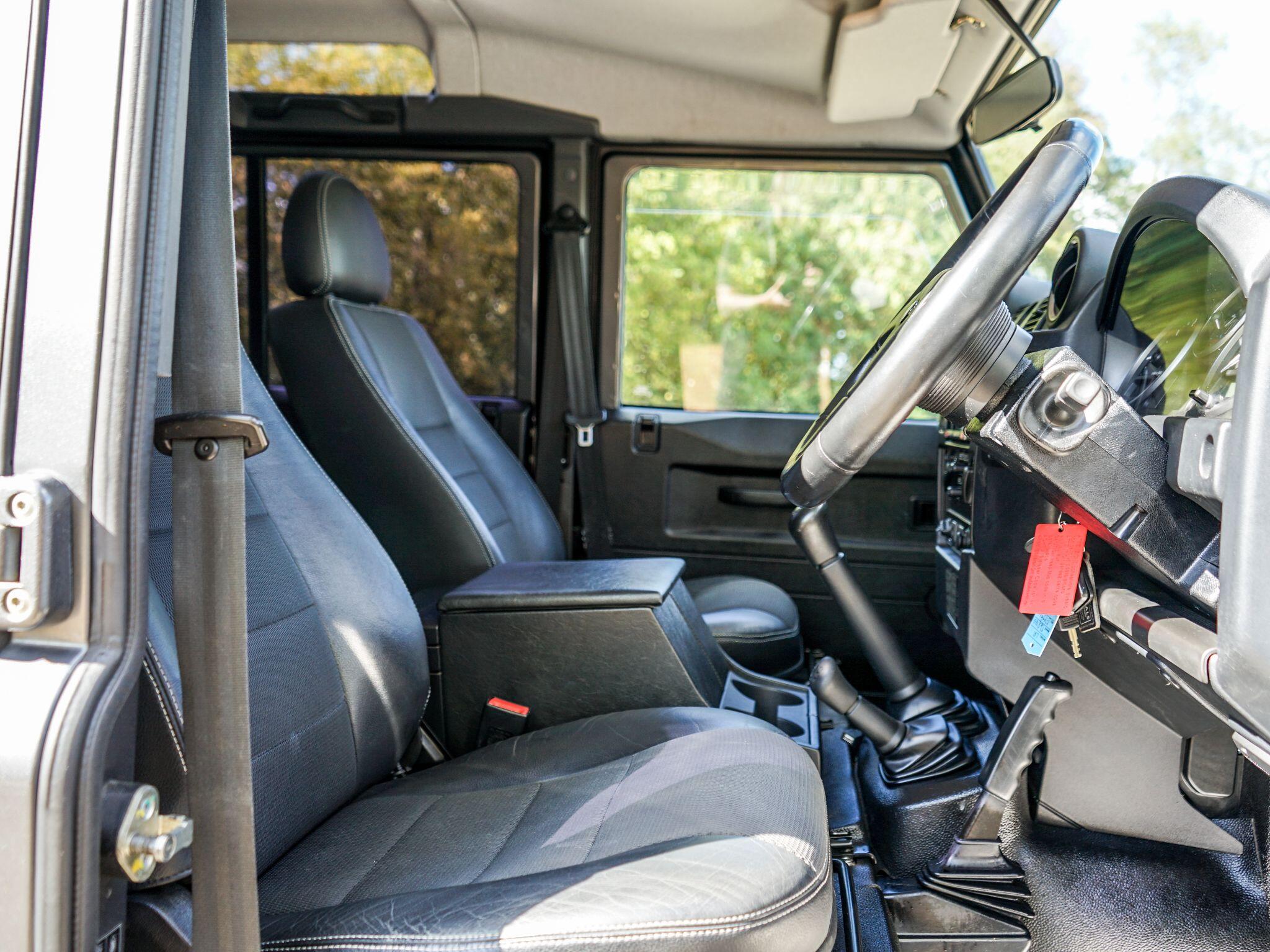 Land Rover Defender 110 view 29