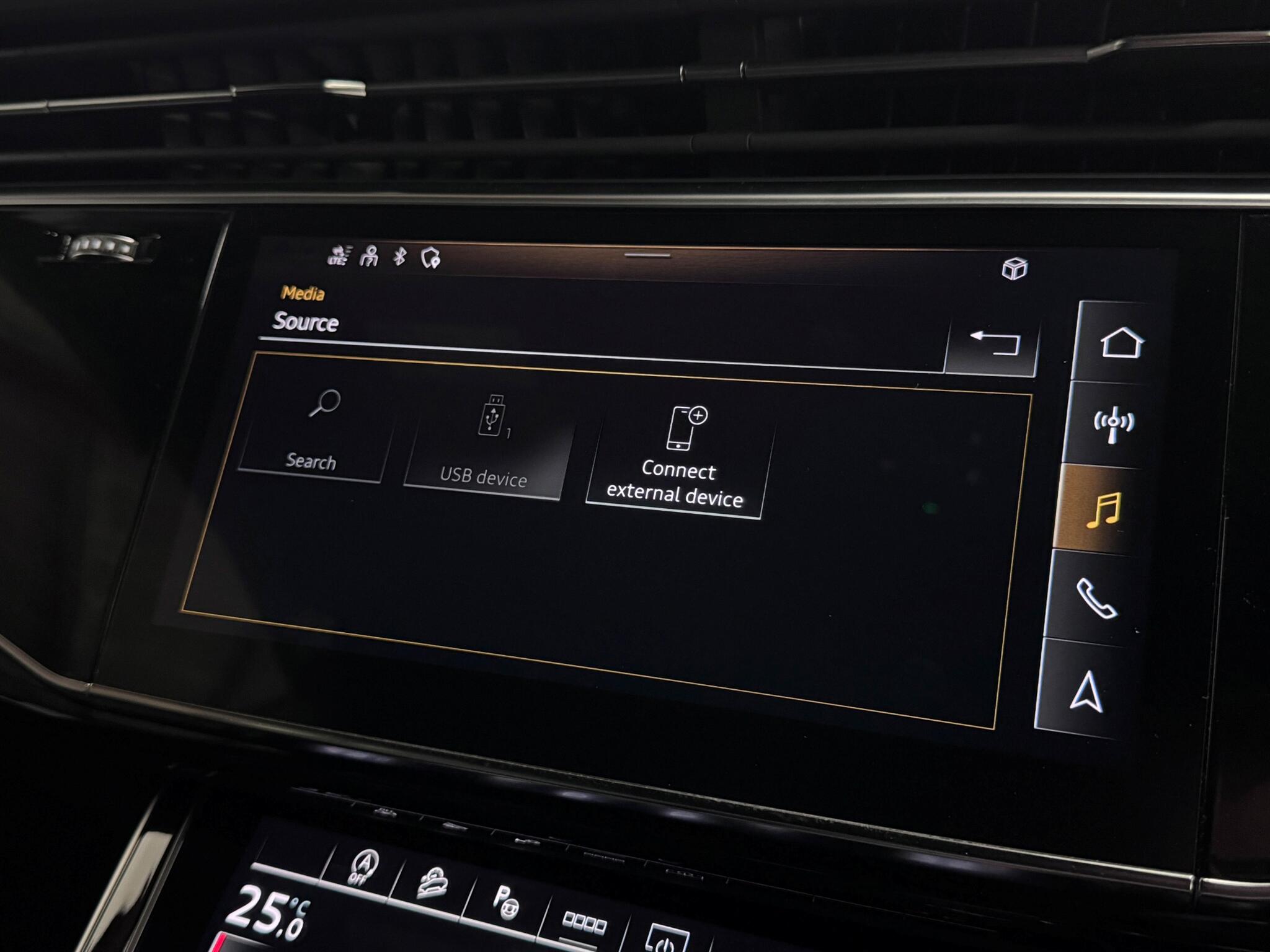 Audi Q8 view 44