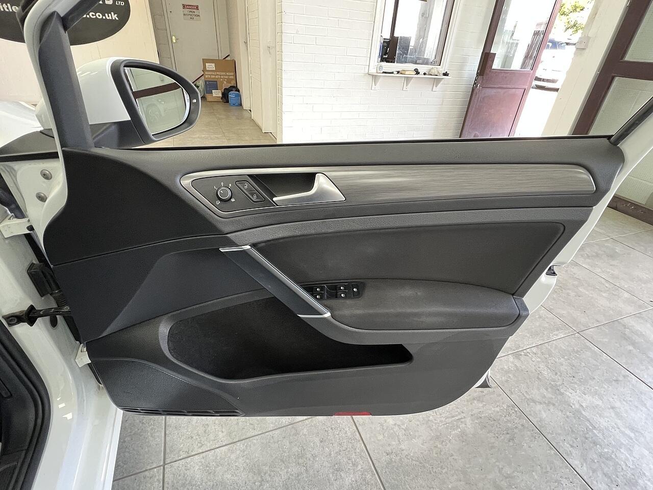 Volkswagen Golf view 14