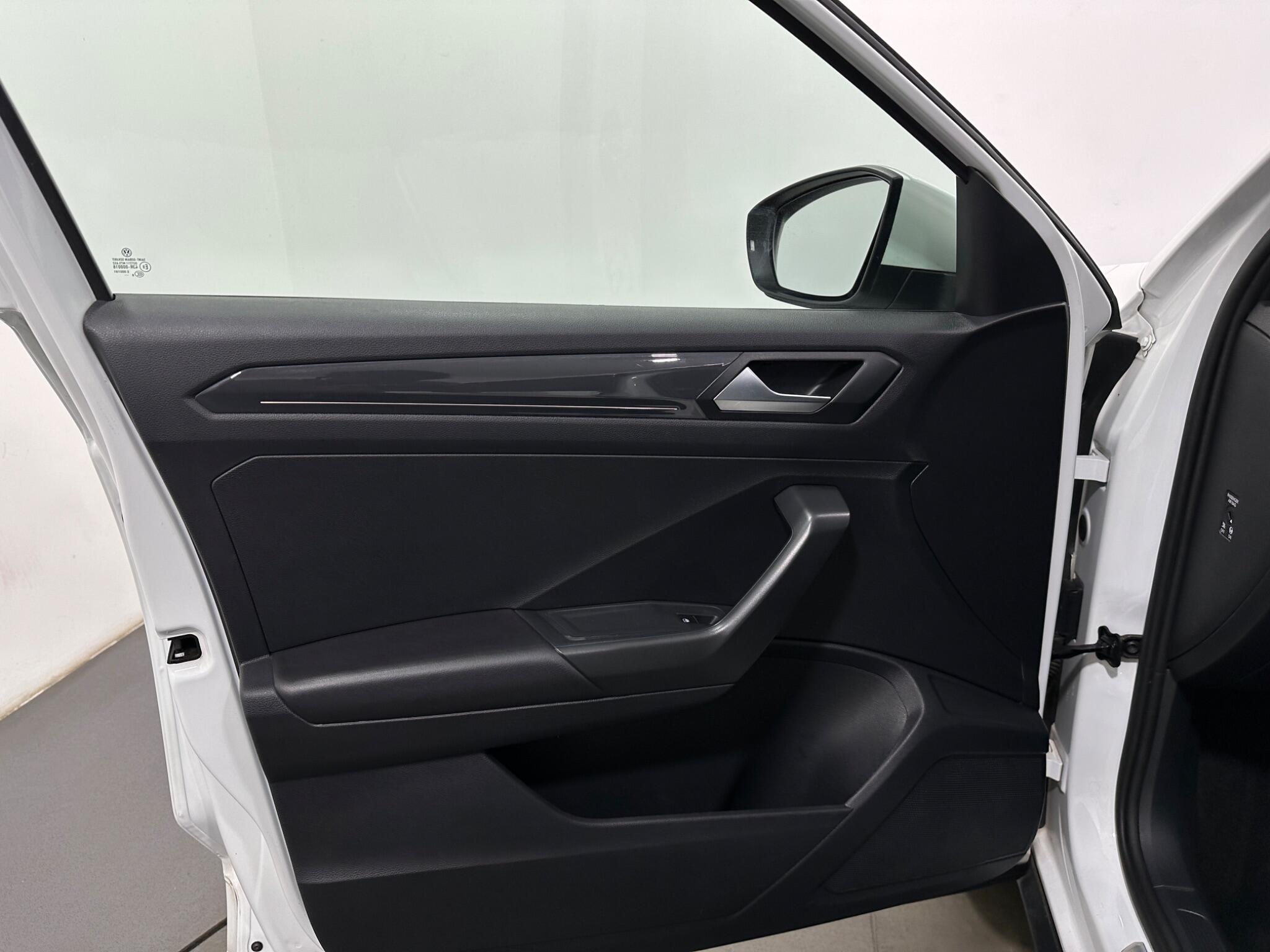 Volkswagen T-Roc view 37