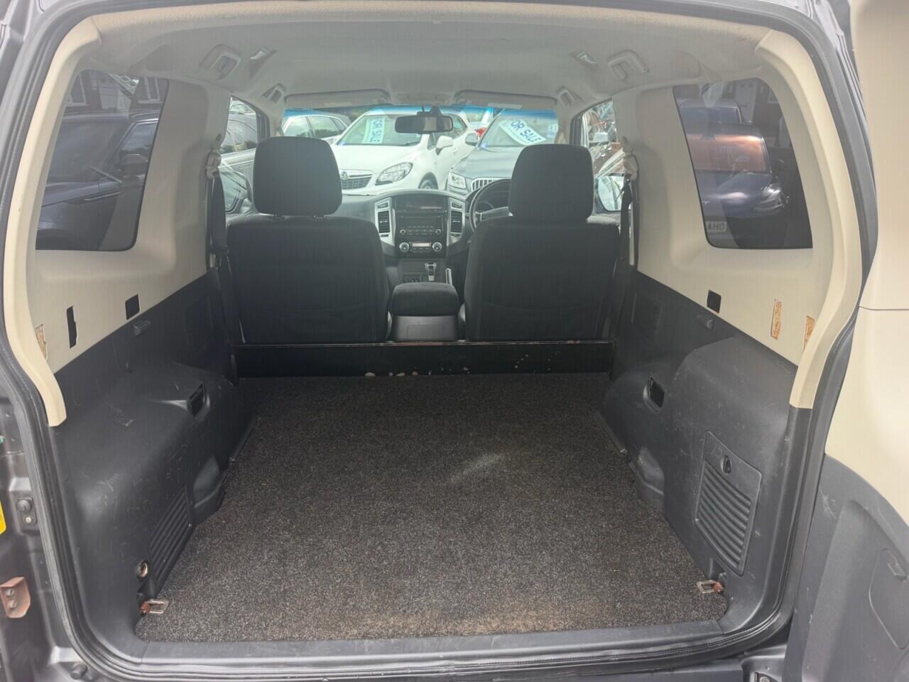 Mitsubishi Shogun view 17