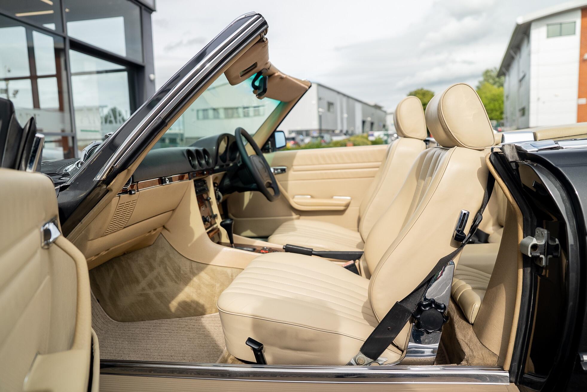 Mercedes-Benz 500 SL view 30
