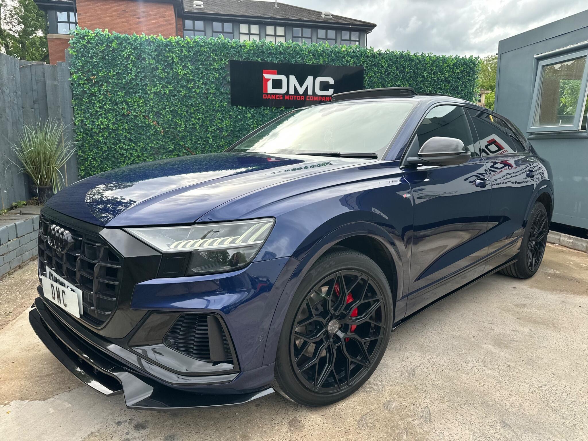 Audi Q8 view 17