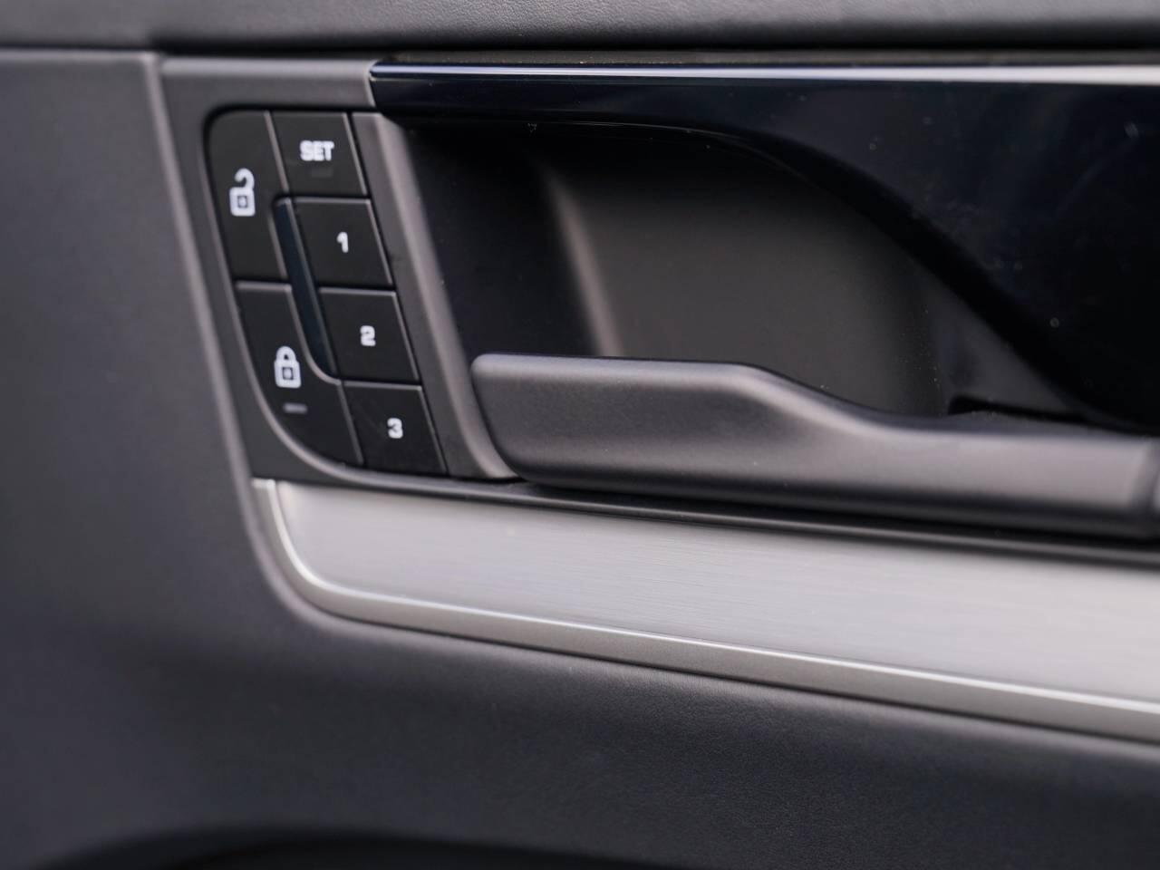 Porsche Cayenne view 41