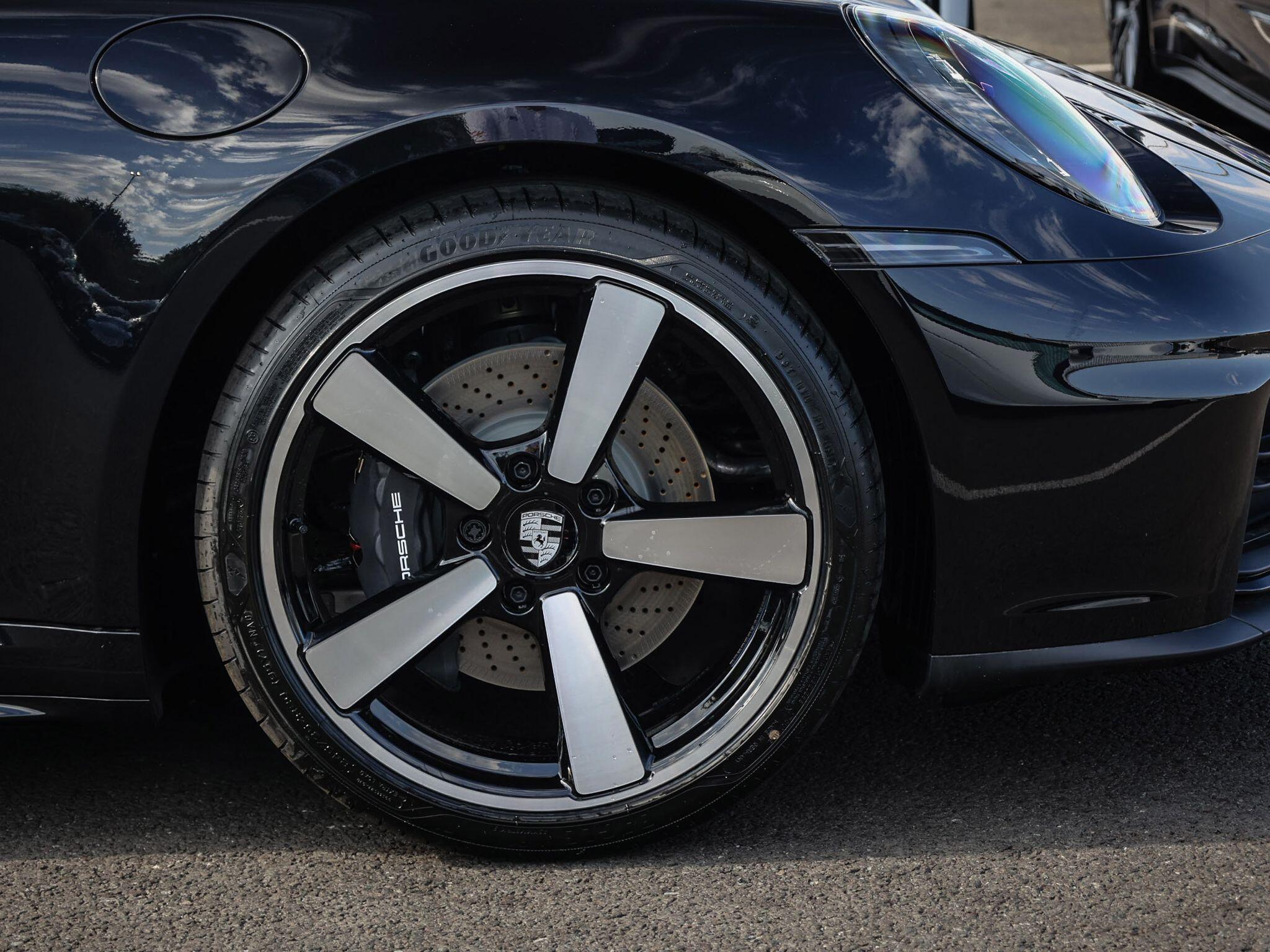 Porsche 911 view 13