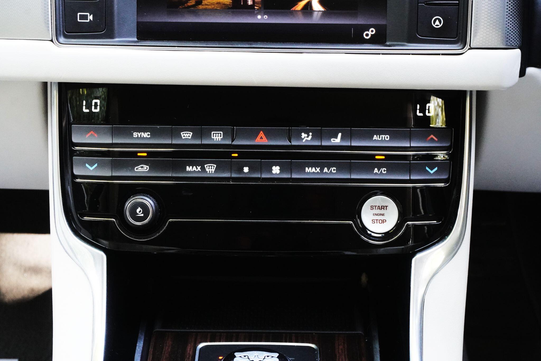 Jaguar XF view 33