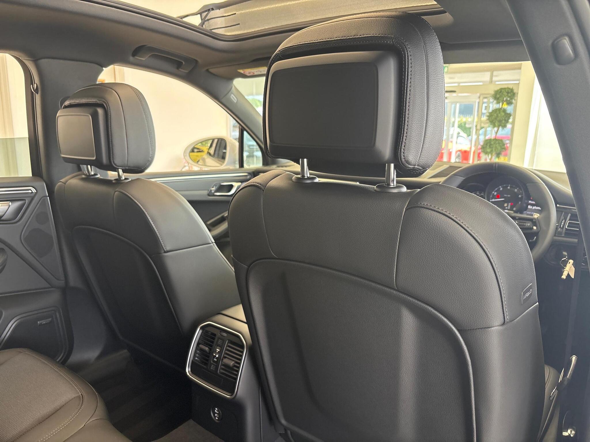 Porsche Macan view 45