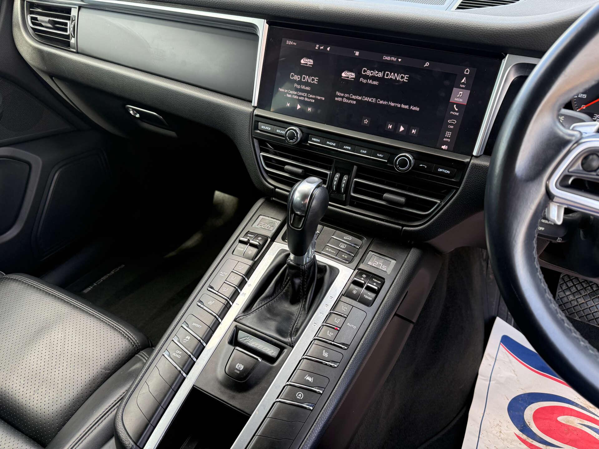Porsche Macan view 21