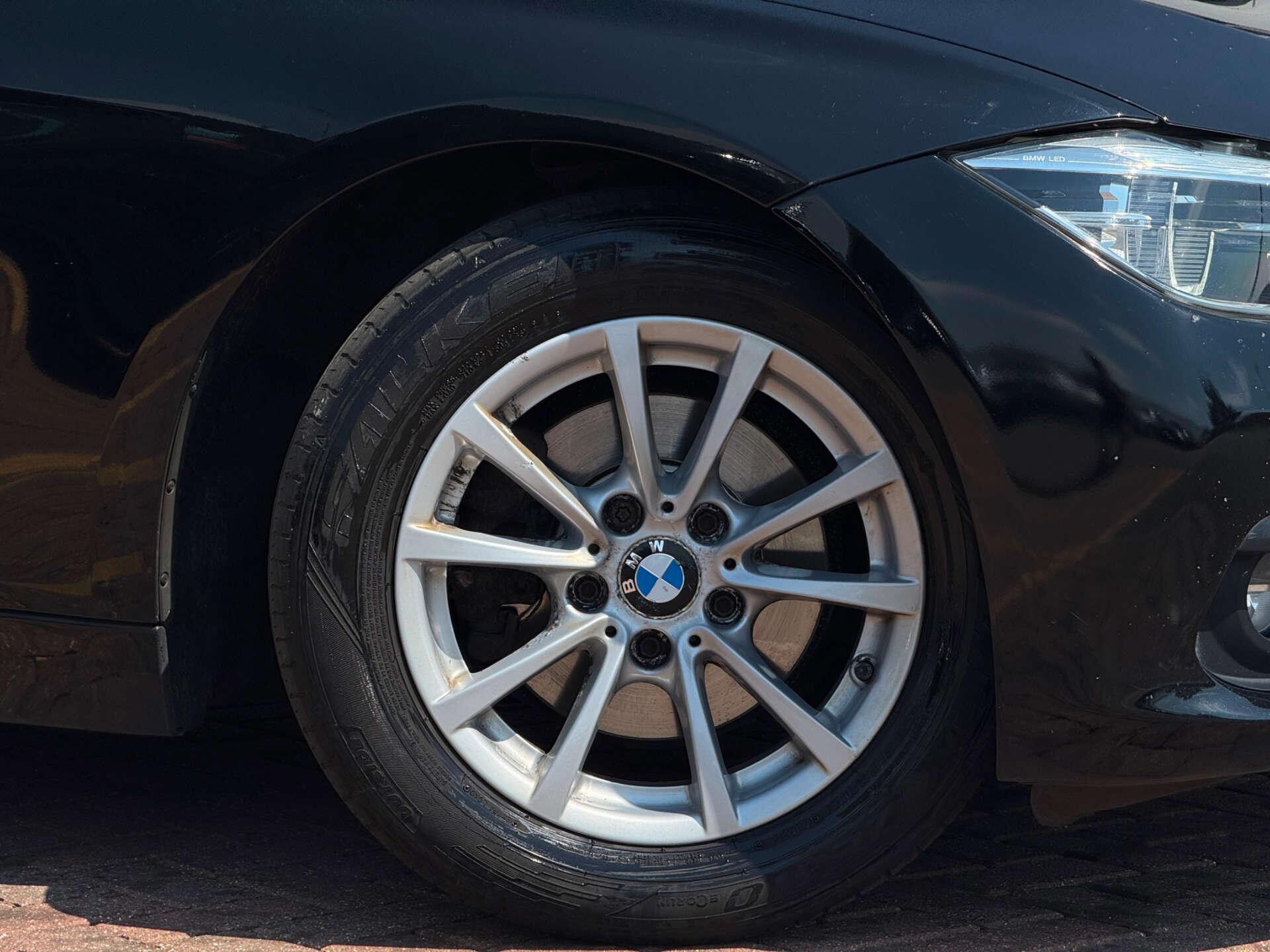 BMW 3 Series view 17