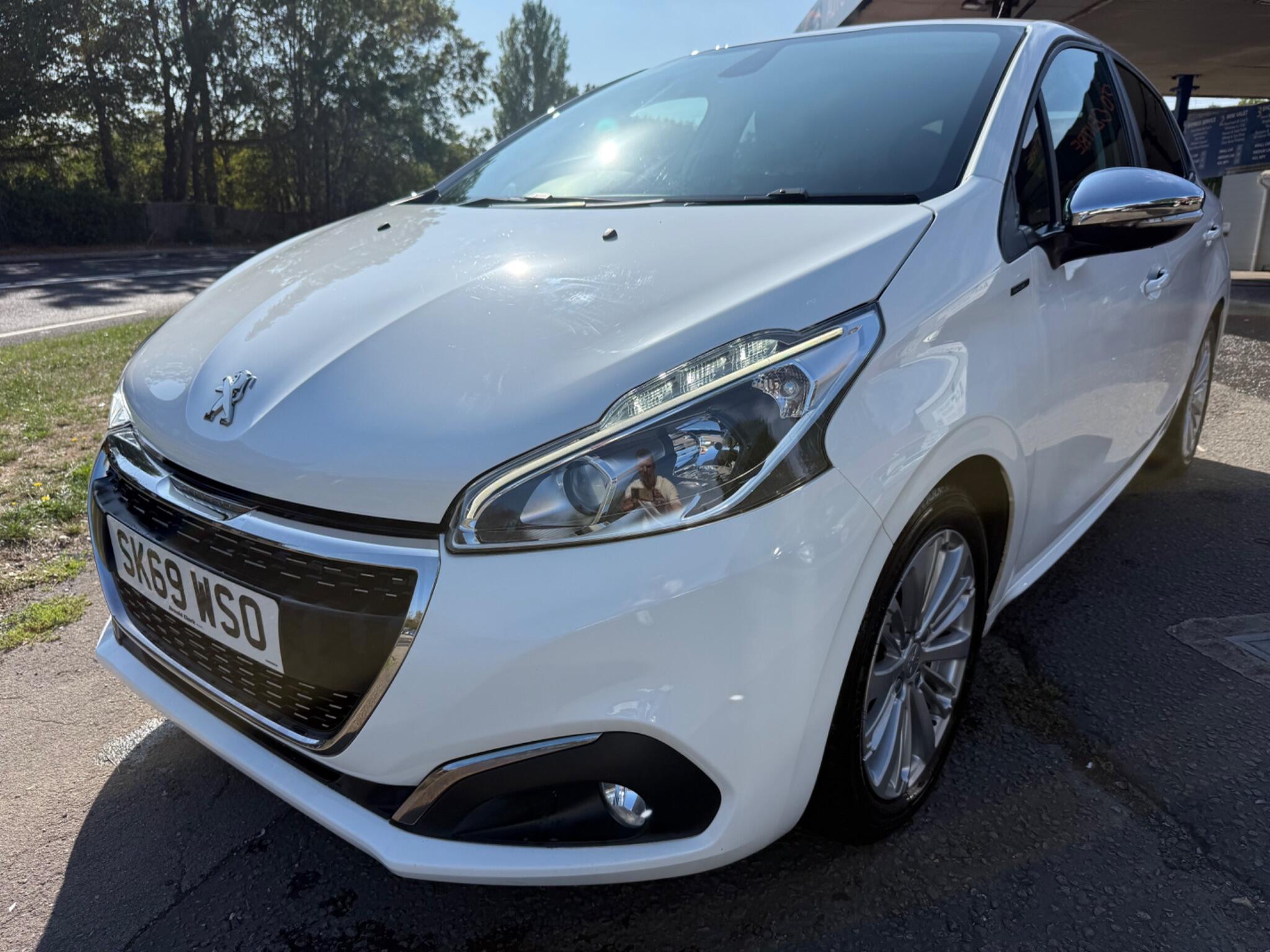 Peugeot 208 view 4