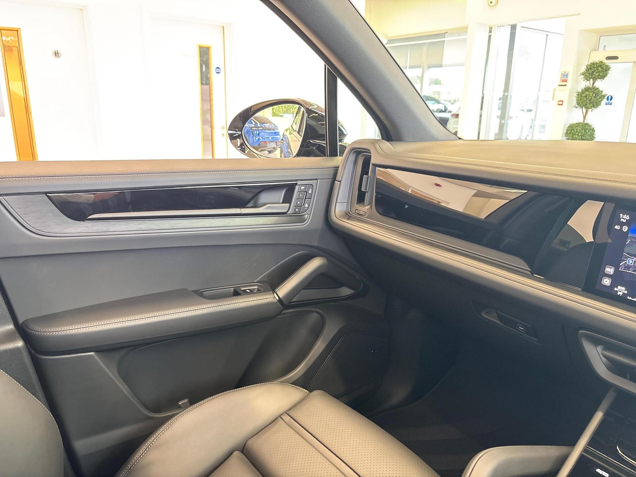 Porsche Cayenne view 41