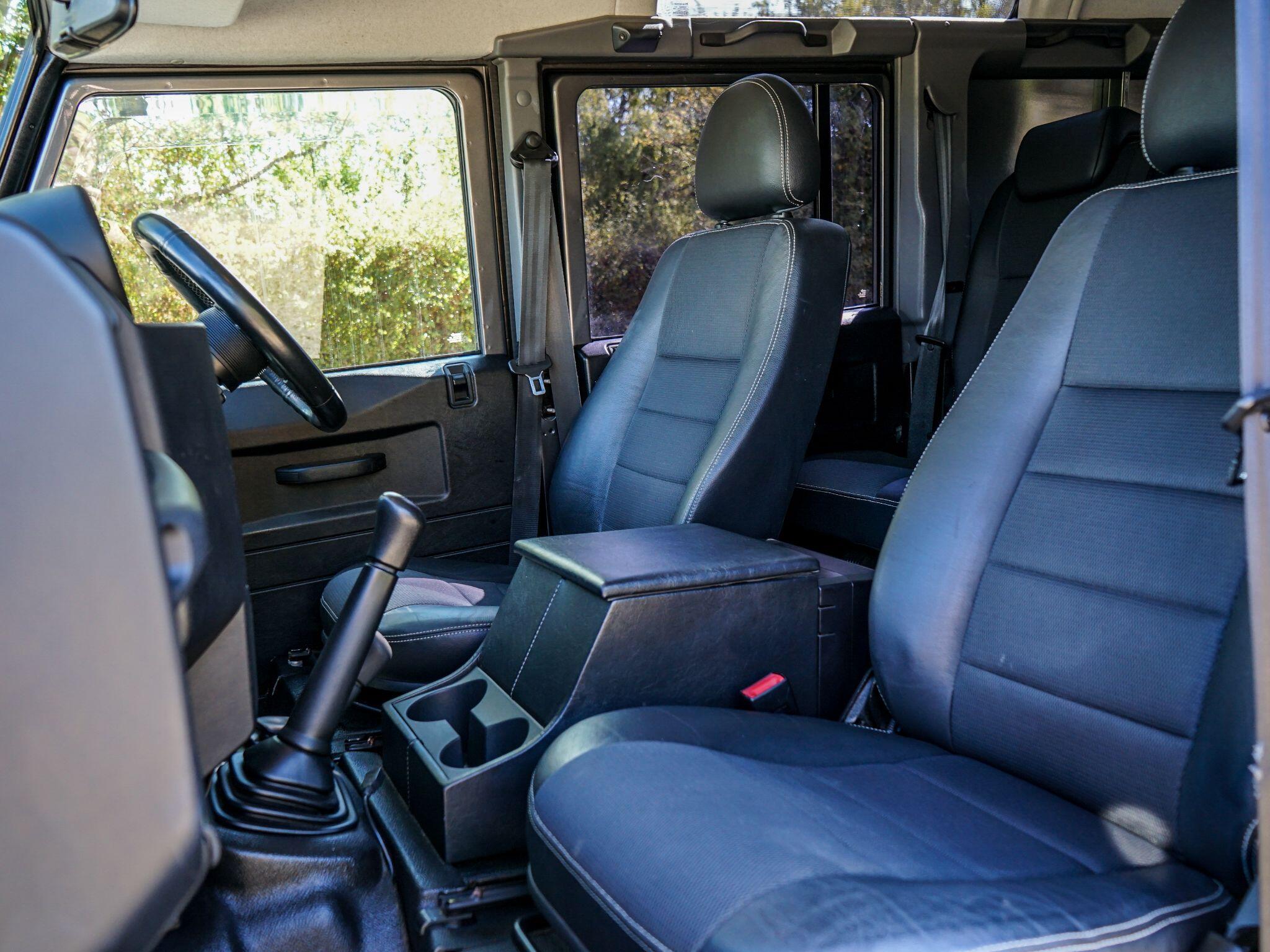 Land Rover Defender 110 view 21