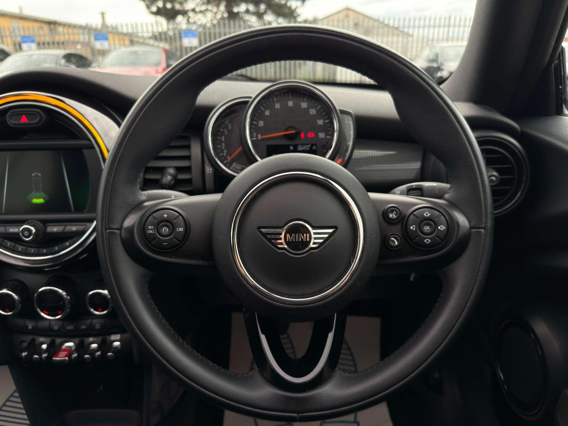 Mini Convertible view 38
