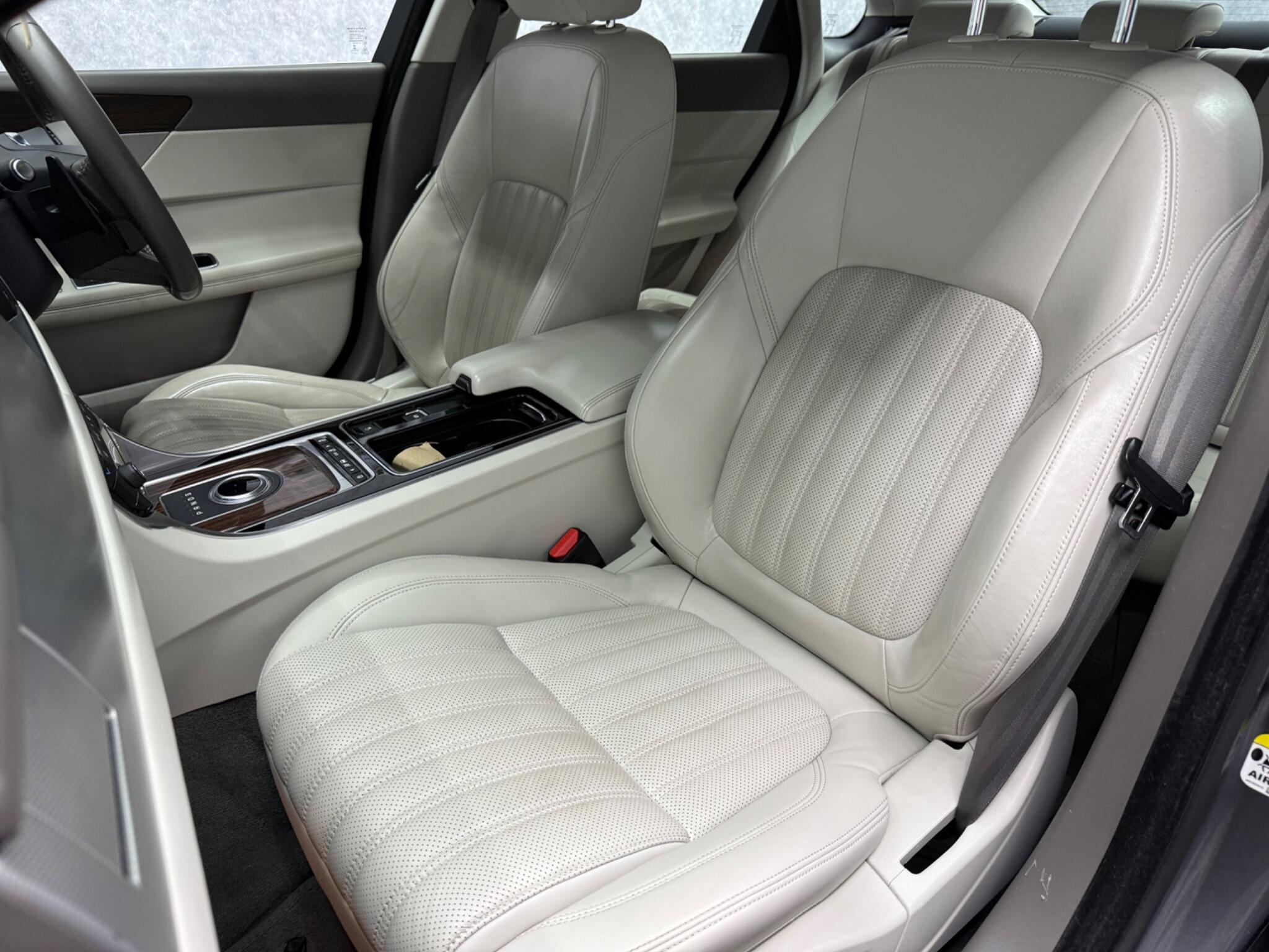 Jaguar XF view 10