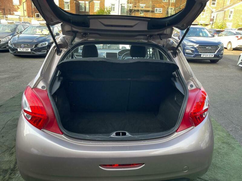 2013 Peugeot 208 image 33