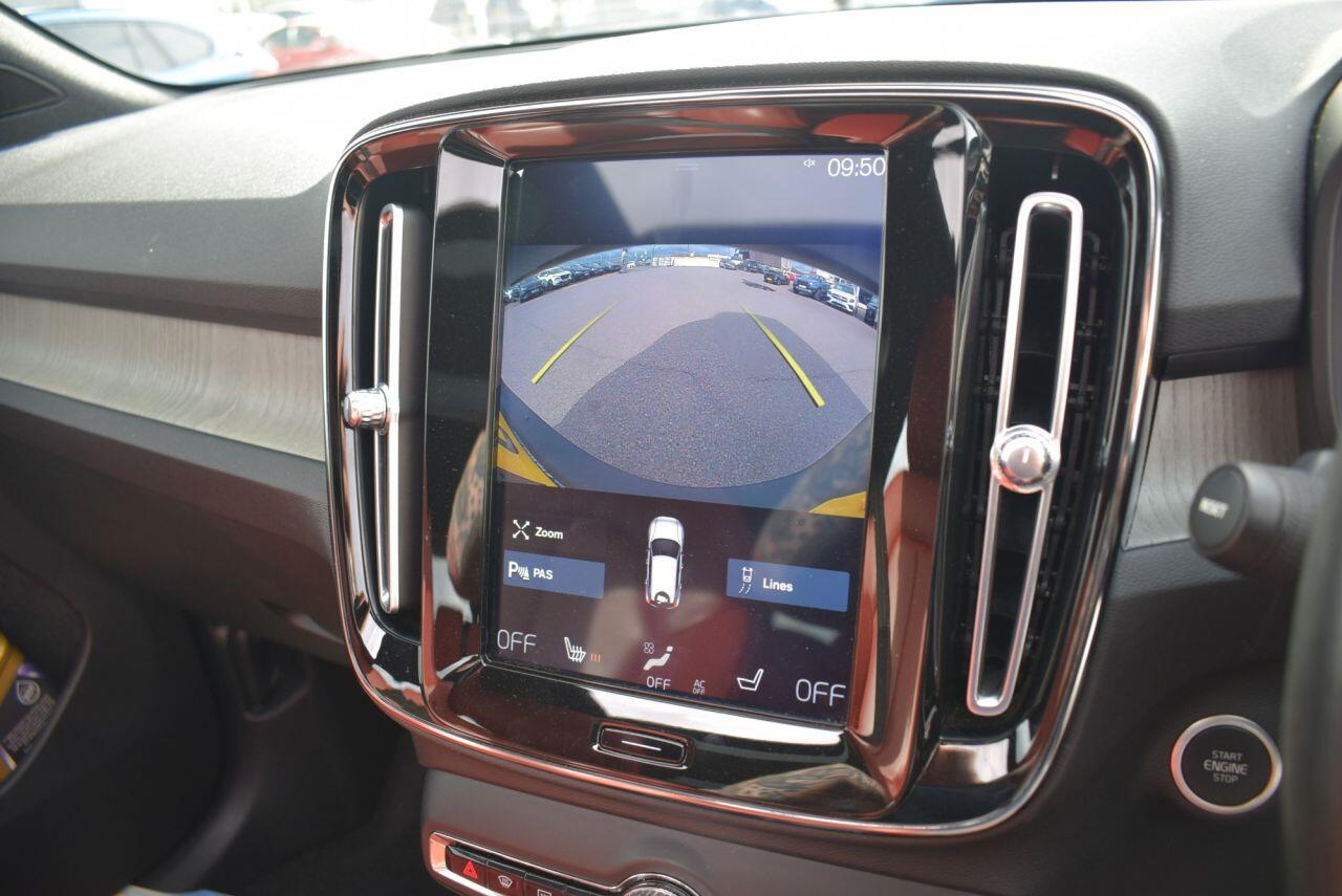 Volvo XC40 view 2