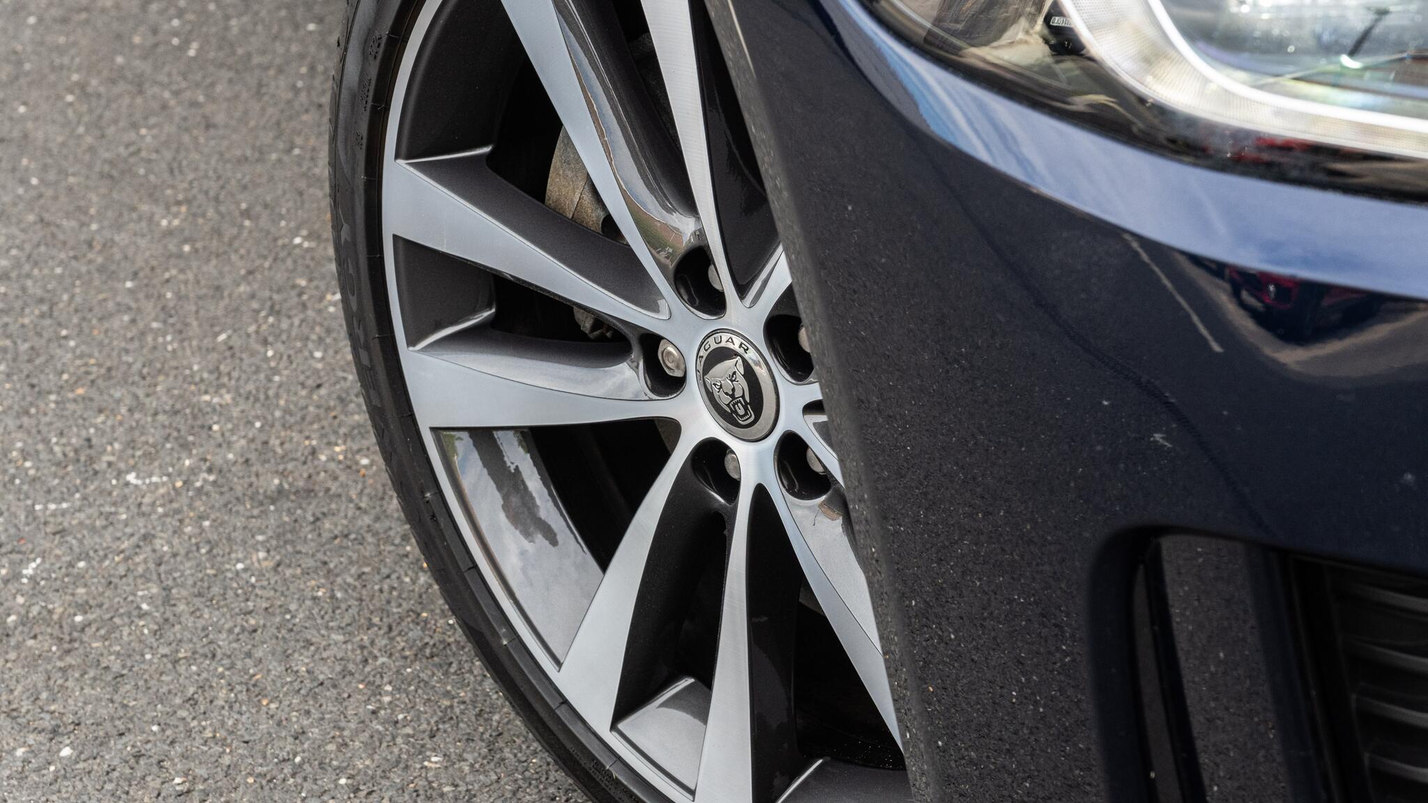 Jaguar Xe view 40