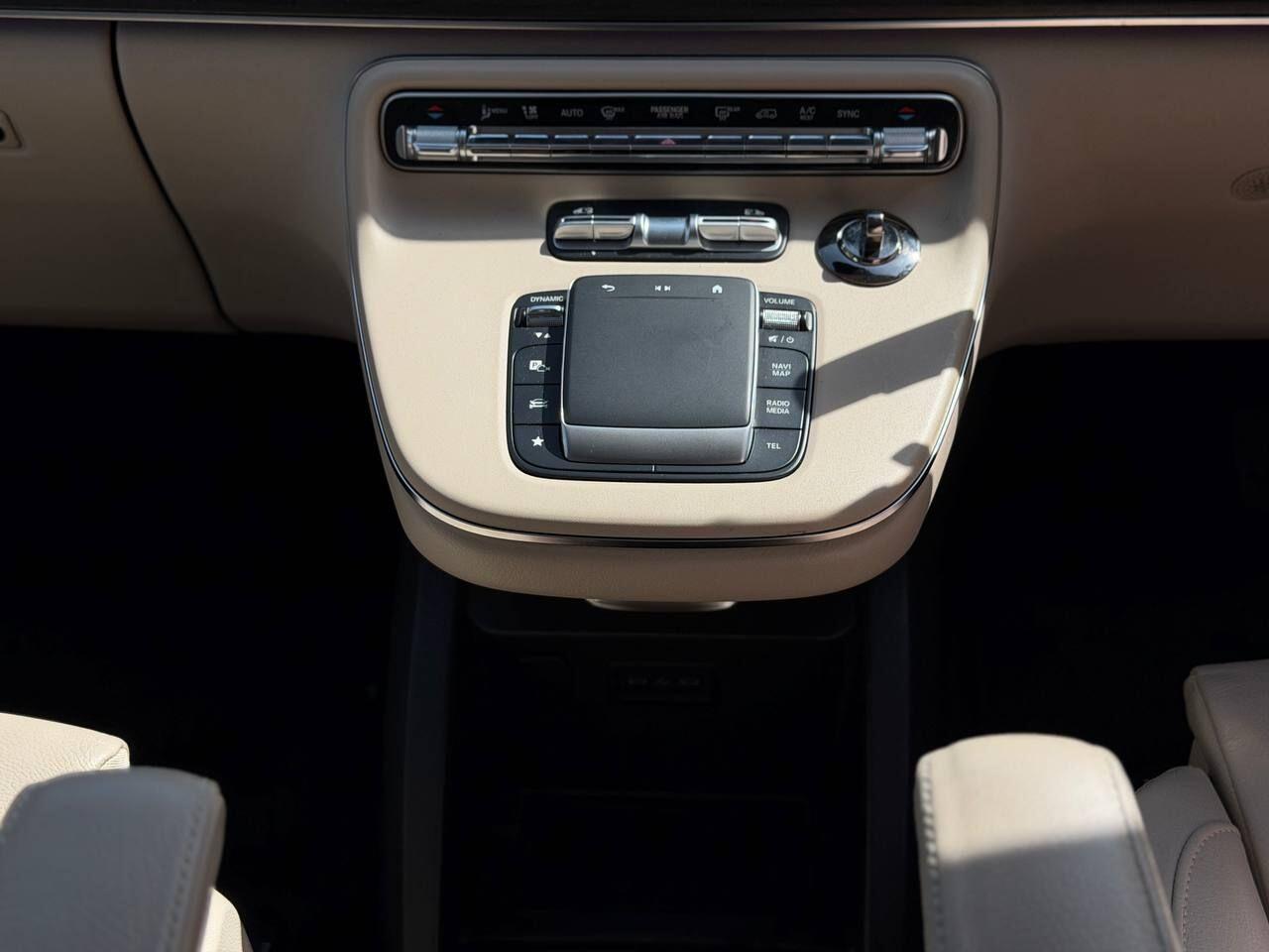 Mercedes-Benz V Class view 24