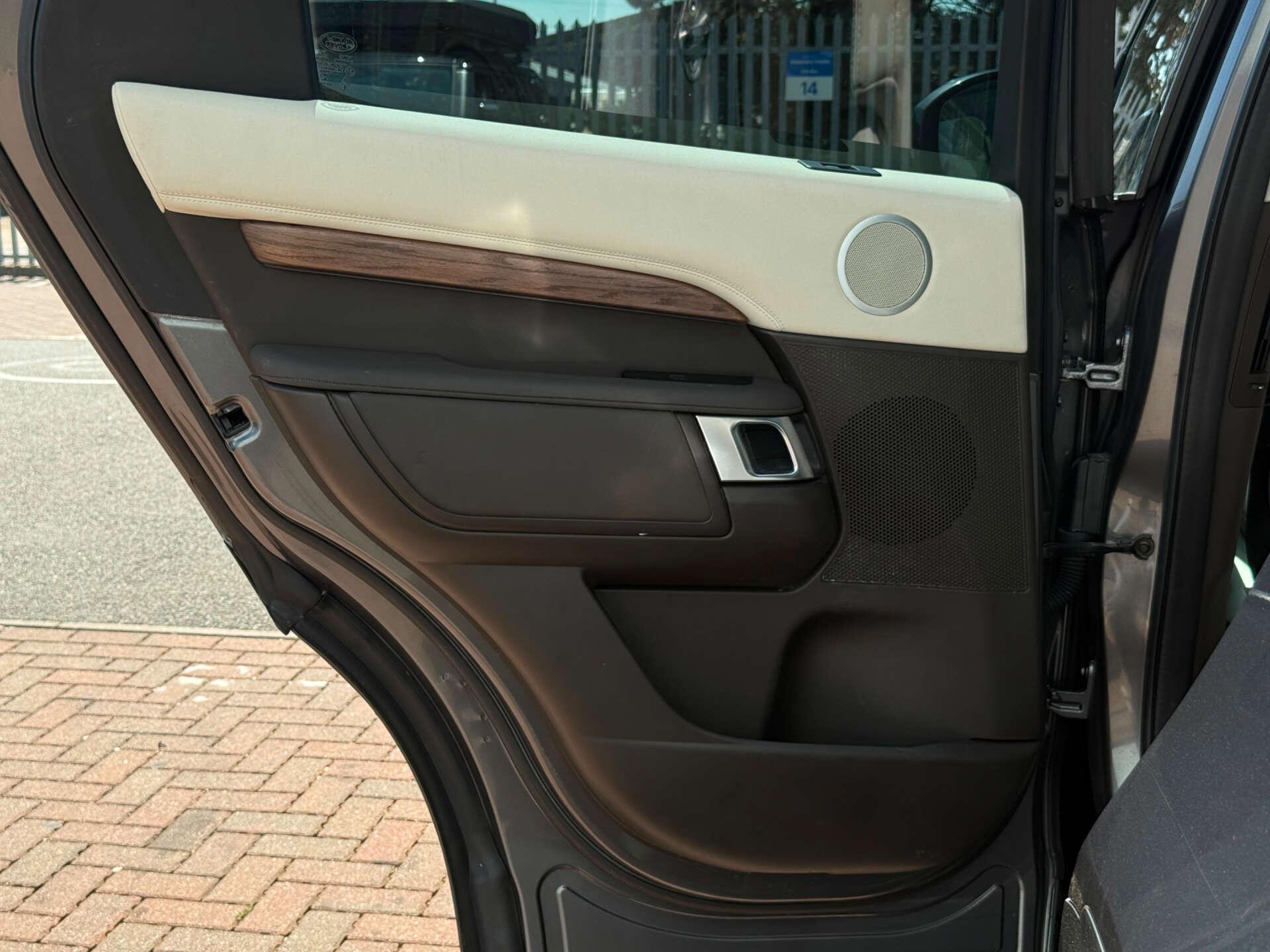 Land Rover Discovery 3 view 38