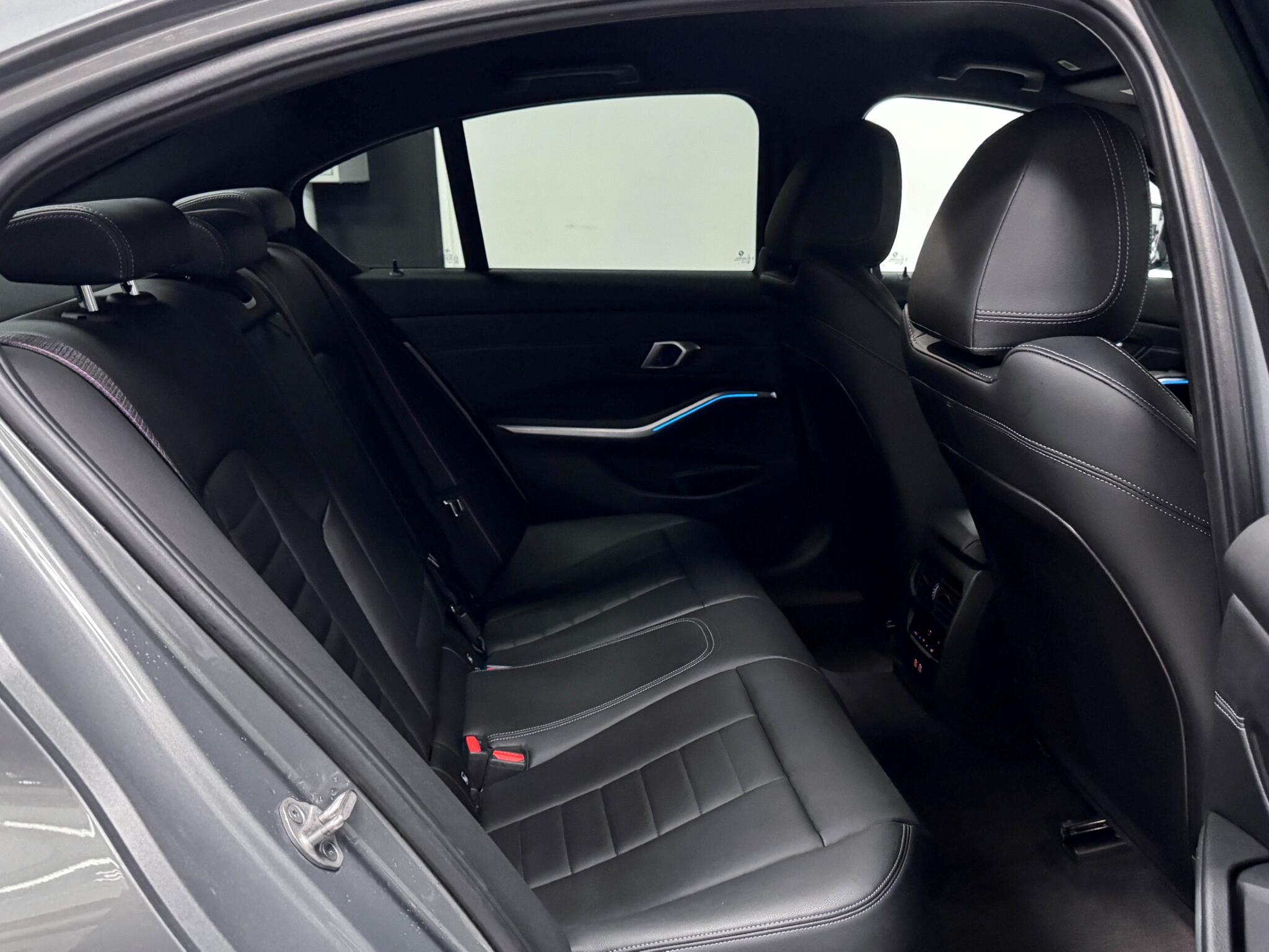 BMW 3 Series view 11