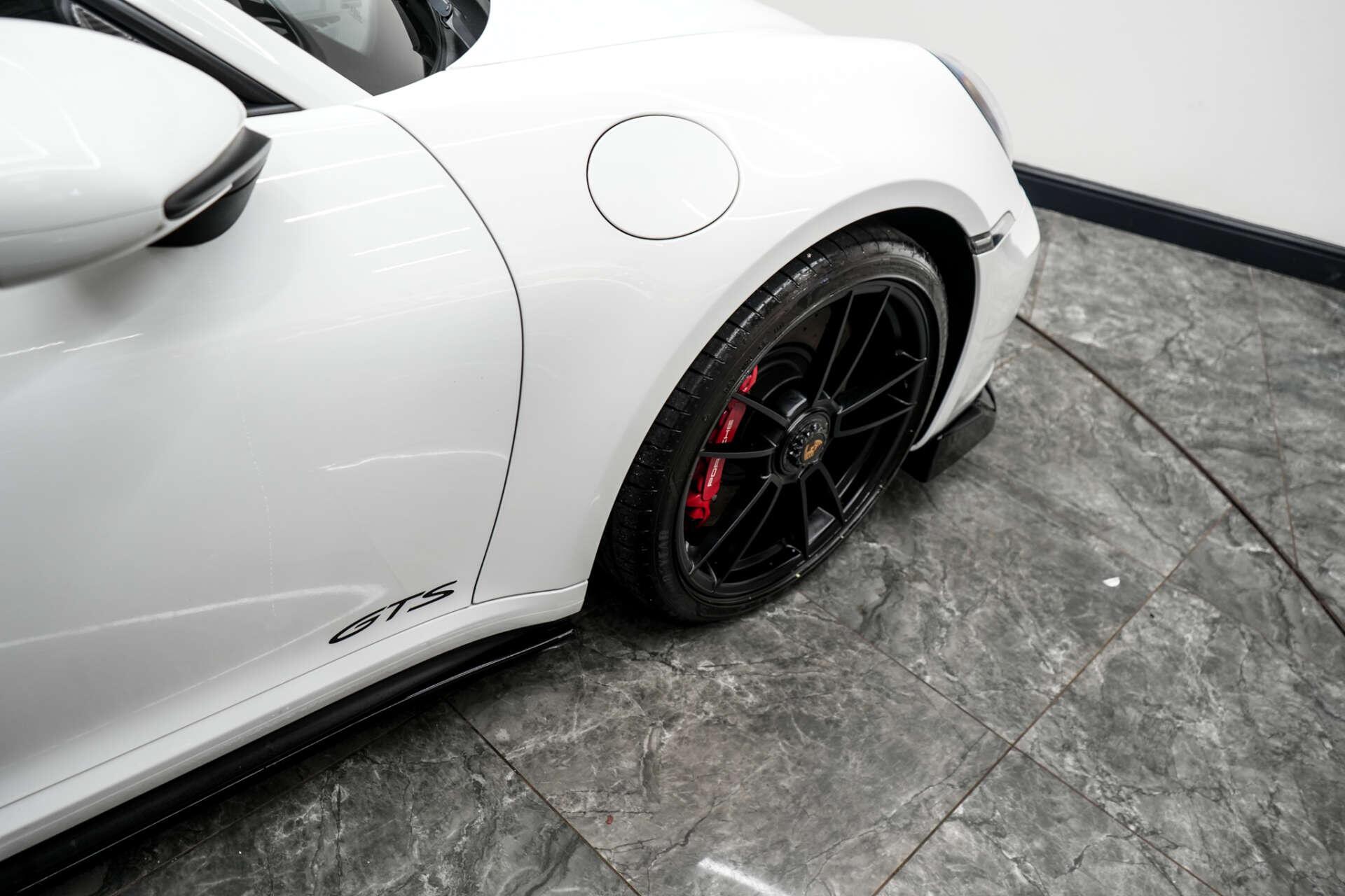 Porsche 911 view 16