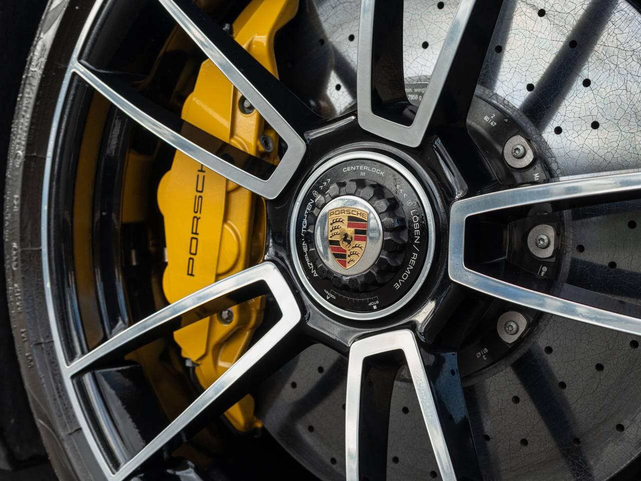 Porsche 911 view 19